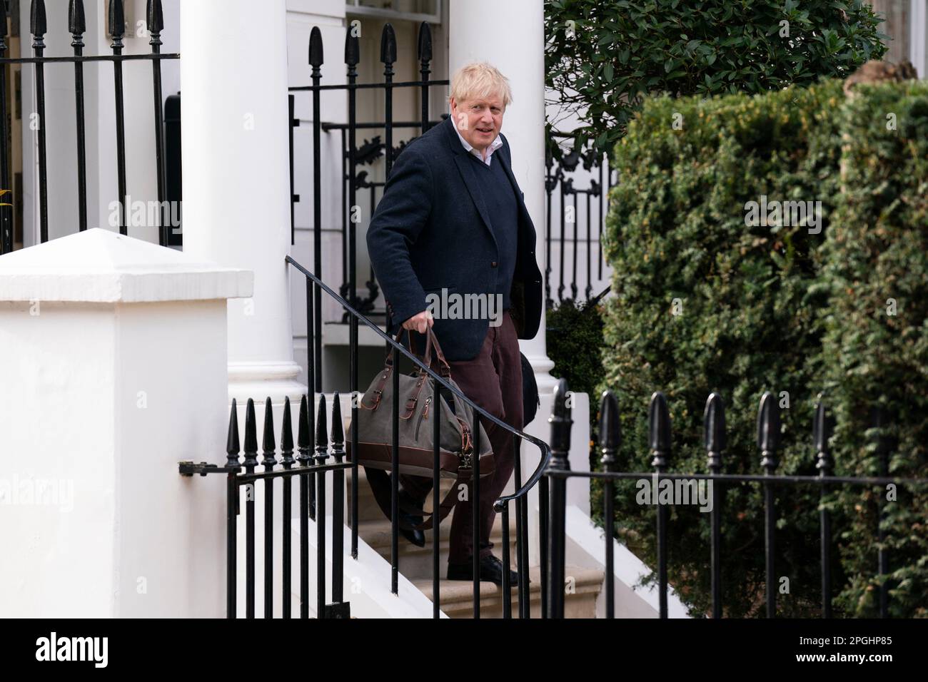 L'ex primo ministro Boris Johnson lascia la sua casa a Londra, il giorno dopo la sua apparizione dinanzi alla commissione dei privilegi dei Comuni per le sue negazioni ai partiti del 10 durante la pandemia. In una testimonianza della durata di più di tre ore, il signor Johnson ha insistito affinché non vi fosse un "sfratto di prove” per dimostrare di aver mentito ai deputati. Data immagine: Giovedì 23 marzo 2023. Foto Stock