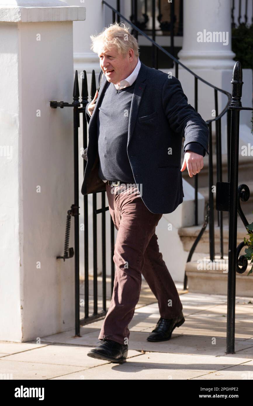 L'ex primo ministro Boris Johnson lascia la sua casa a Londra, il giorno dopo la sua apparizione dinanzi alla commissione dei privilegi dei Comuni per le sue negazioni ai partiti del 10 durante la pandemia. In una testimonianza della durata di più di tre ore, il signor Johnson ha insistito affinché non vi fosse un "sfratto di prove” per dimostrare di aver mentito ai deputati. Data immagine: Giovedì 23 marzo 2023. Foto Stock