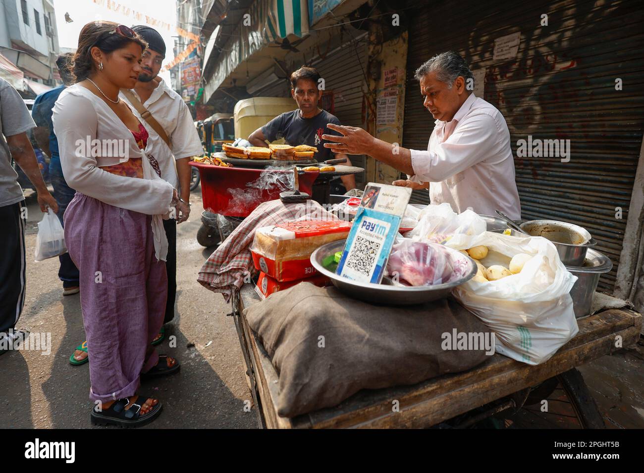 Venditore di cibo di strada con paytm senza contanti pay logo sul suo stand a Paharganj, Nuova Delhi, India Foto Stock