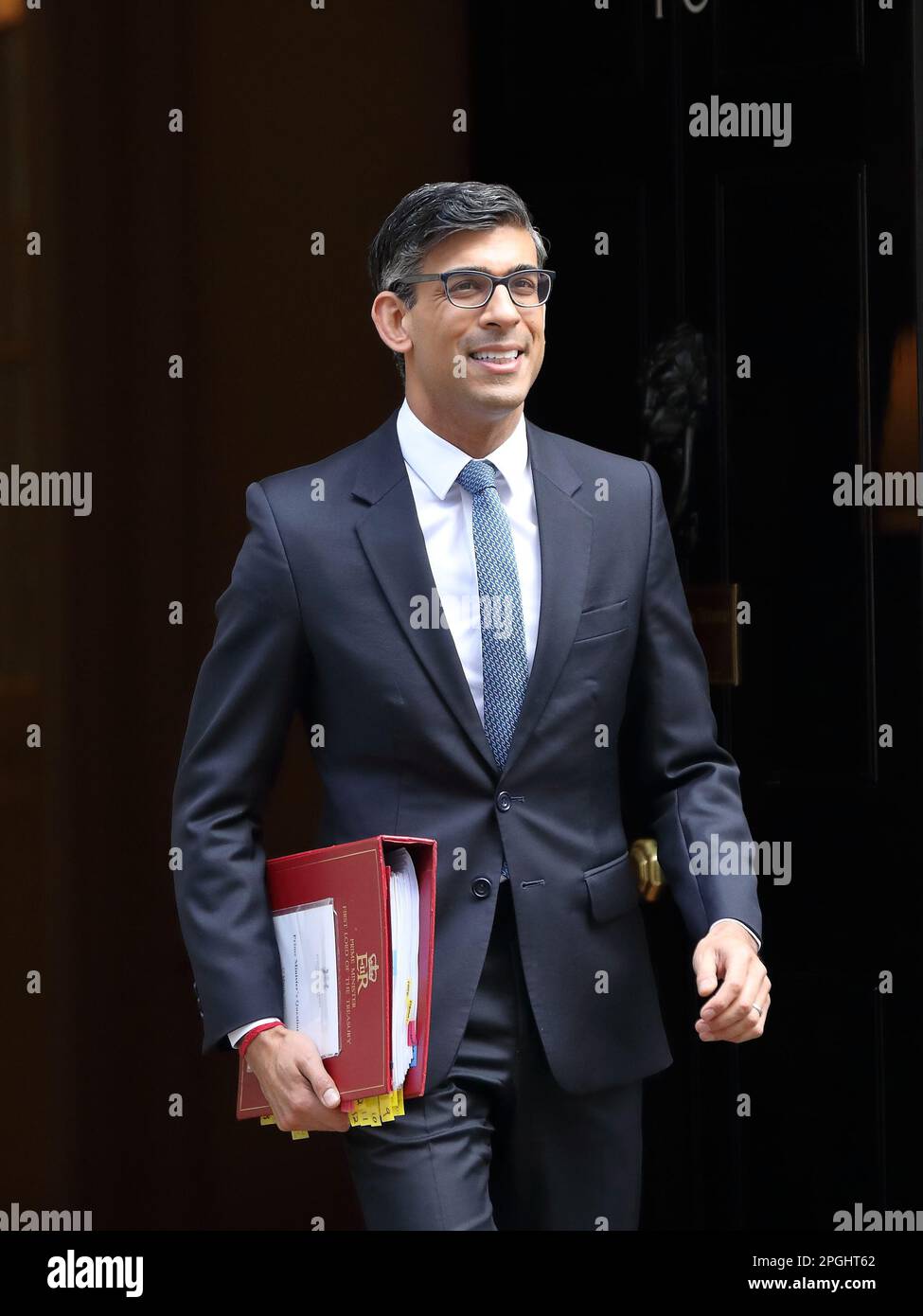 Londra (Regno Unito), 22nd marzo 2023, il primo ministro britannico Rishi Sunak lascia Downing Street al numero 10 per partecipare alle interrogazioni settimanali del primo ministro PMQ al Parlamento. Foto Stock