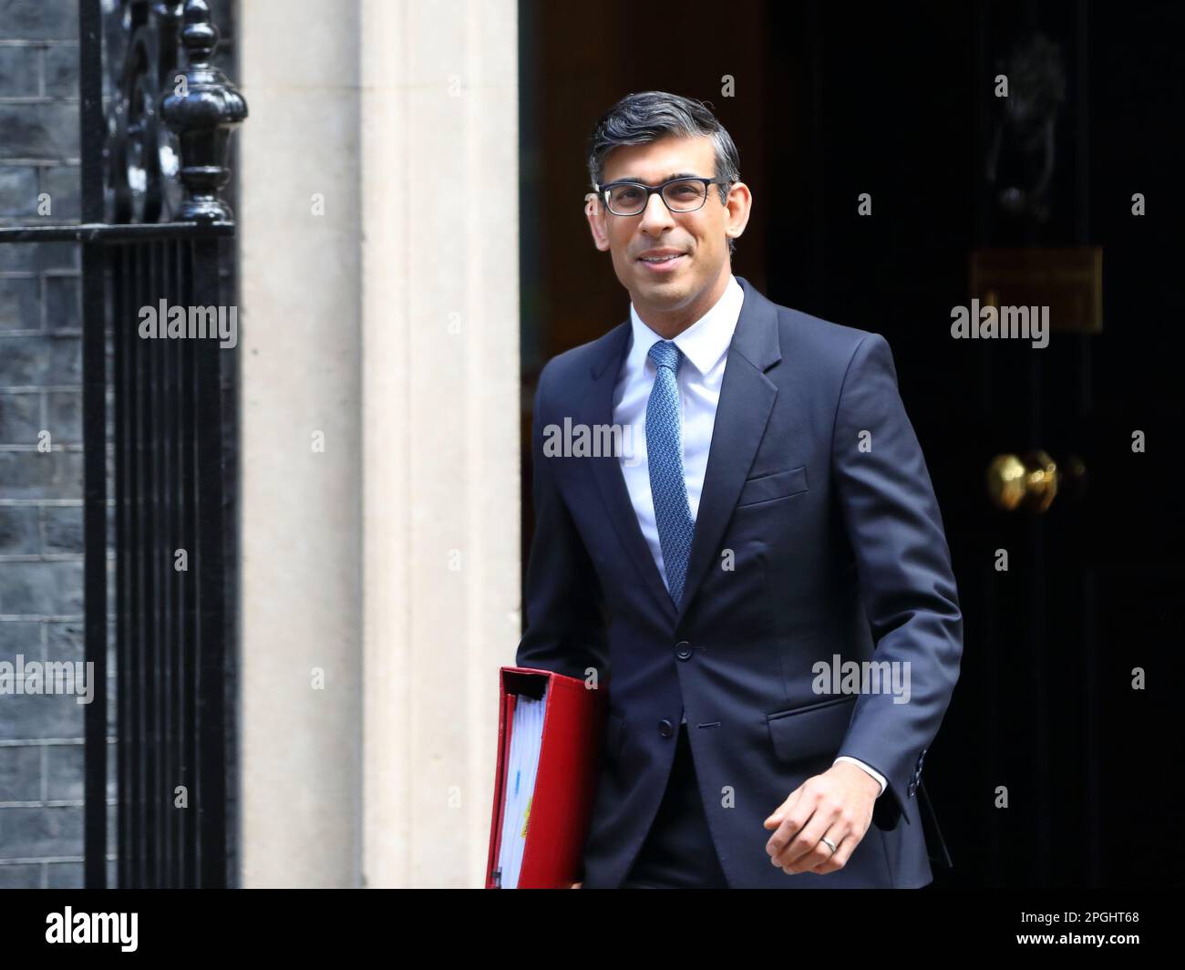 Londra (Regno Unito), 22nd marzo 2023, il primo ministro britannico Rishi Sunak lascia Downing Street al numero 10 per partecipare alle interrogazioni settimanali del primo ministro PMQ al Parlamento. Foto Stock