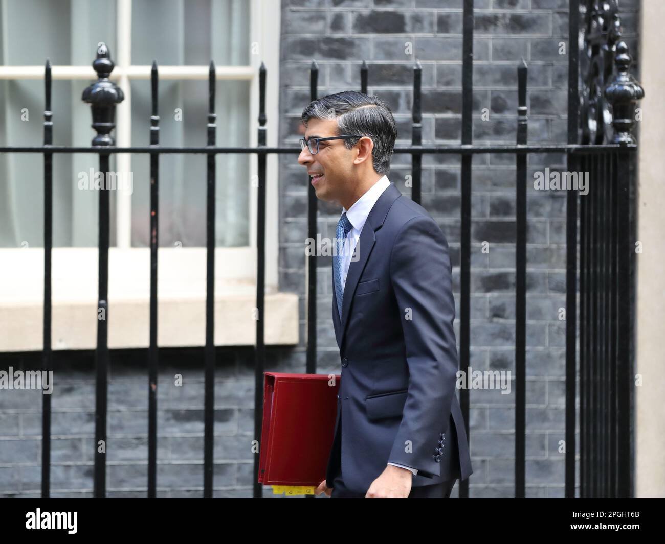 Londra (Regno Unito), 22nd marzo 2023, il primo ministro britannico Rishi Sunak lascia Downing Street al numero 10 per partecipare alle interrogazioni settimanali del primo ministro PMQ al Parlamento. Foto Stock