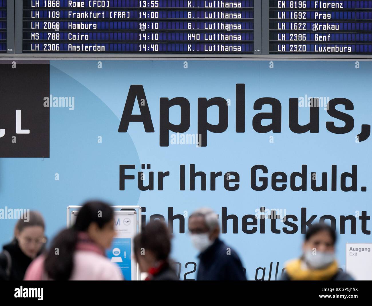 Monaco, Germania. 23rd Mar, 2023. "Applausi, per la vostra pazienza" è scritto su un muro al terminale. Il sindacato Verdi ha invitato il personale dei punti di controllo di sicurezza a procedere a uno sciopero di allarme nella controversia salariale del settore pubblico. Credit: Sven Hoppe/dpa/Alamy Live News Foto Stock