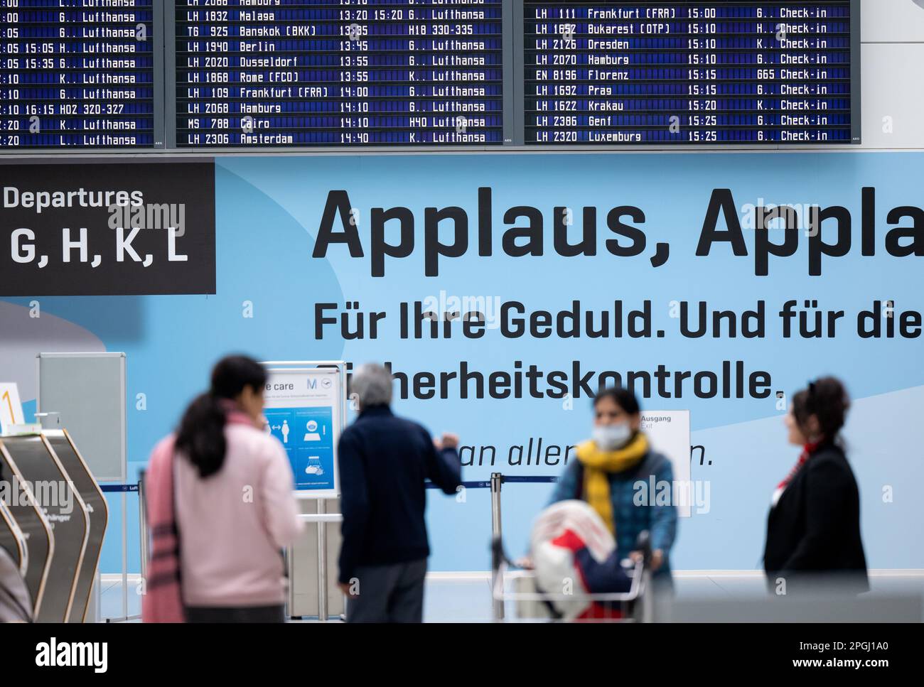 Monaco, Germania. 23rd Mar, 2023. "Applausi, per la vostra pazienza" è scritto su un muro al terminale. Il sindacato Verdi ha invitato il personale dei punti di controllo di sicurezza a procedere a uno sciopero di allarme nella controversia salariale del settore pubblico. Credit: Sven Hoppe/dpa/Alamy Live News Foto Stock