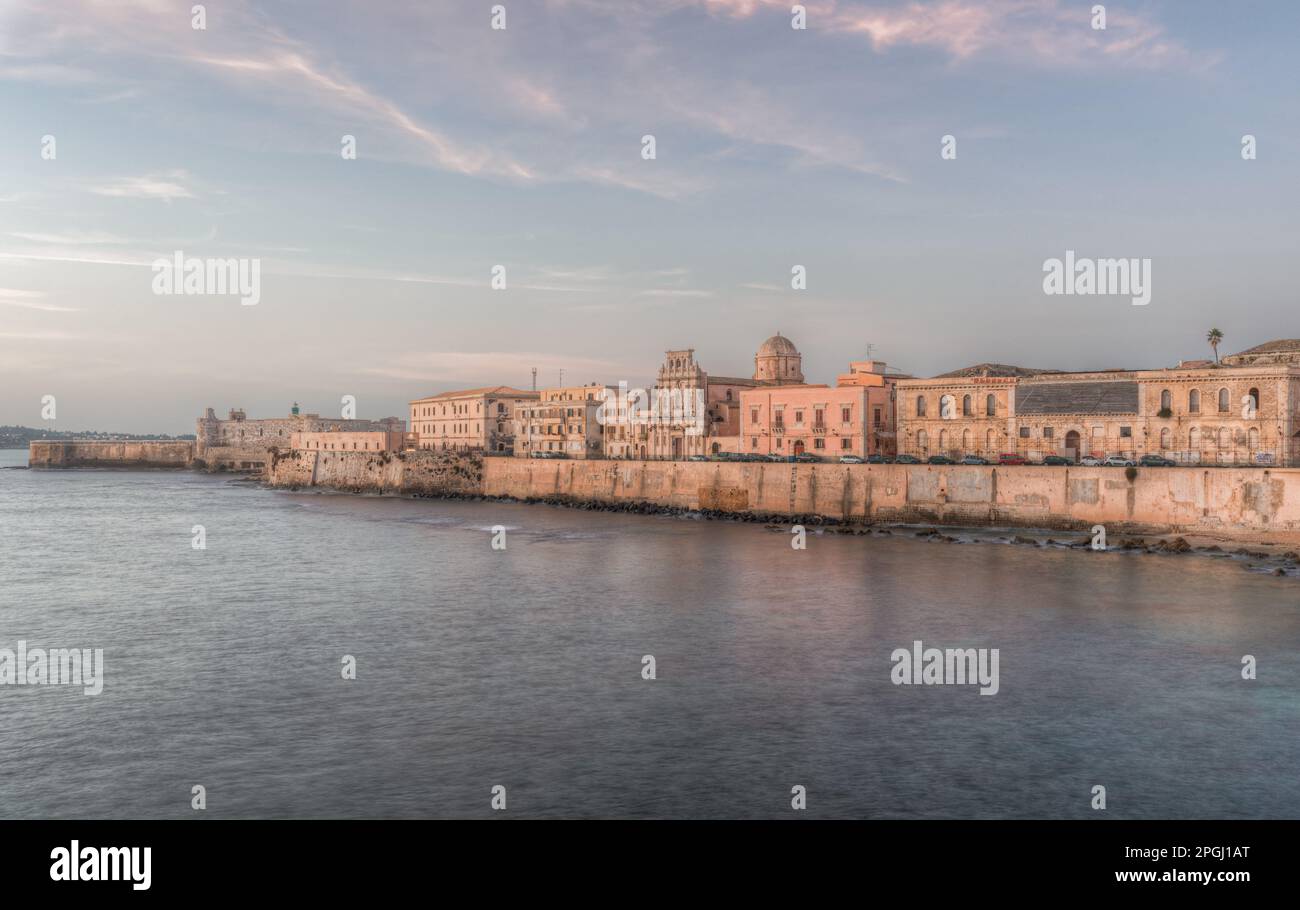 Il panorama mozzafiato del lungomare di Ortigia a Siracusa in Sicilia Foto Stock