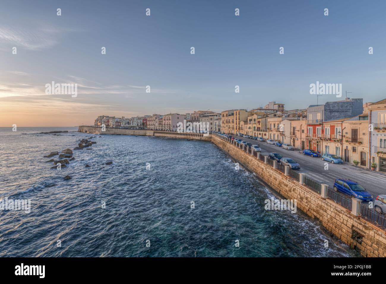 Il panorama mozzafiato del lungomare di Ortigia a Siracusa in Sicilia Foto Stock