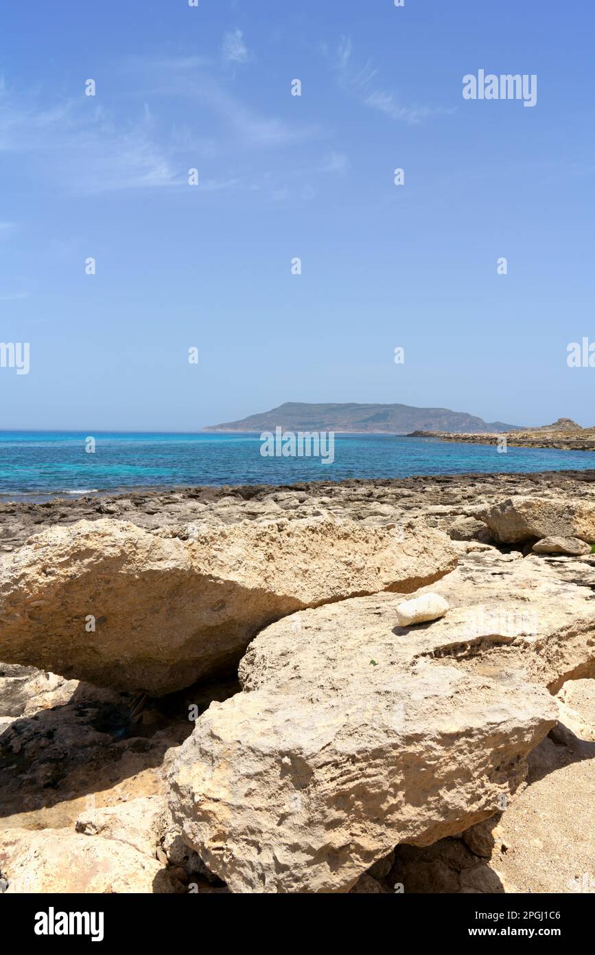 Vista panoramica del mare e delle rocce a Punta Faraglioni a Favignana, la più grande isola dell'arcipelago delle Egadi in Sicilia. Foto Stock