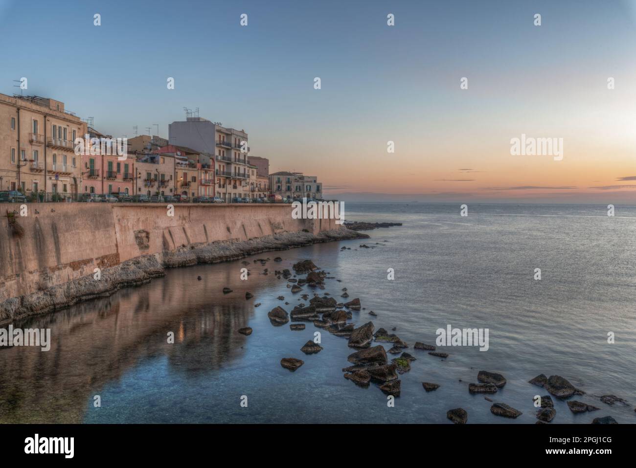 Siracusa Sicilia. L'alba di una nuova giornata sul bellissimo lungomare di Ortigia Foto Stock