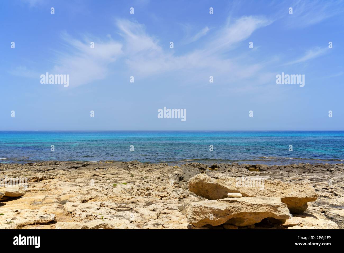 Vista panoramica sul mare e sulle rocce di Favignana, la più grande isola dell'arcipelago delle Egadi in Sicilia. Foto Stock