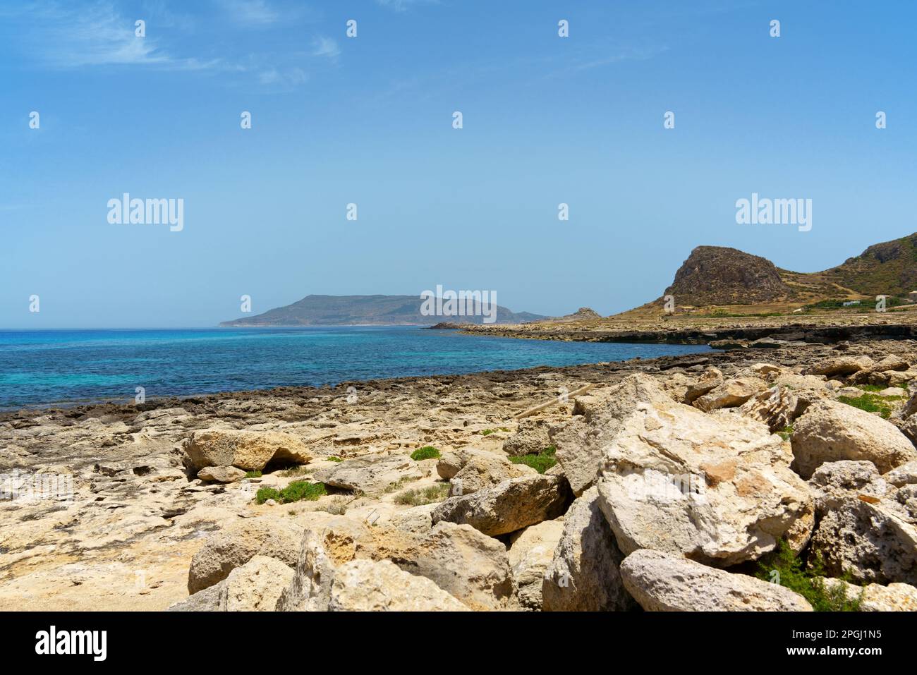 Vista panoramica del mare e delle rocce a Punta Faraglioni a Favignana, la più grande isola dell'arcipelago delle Egadi in Sicilia. Foto Stock