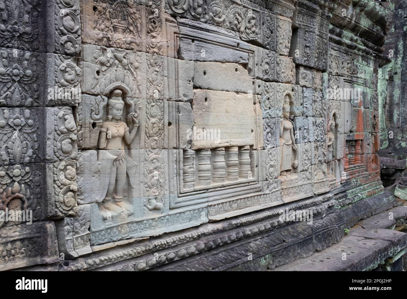 Cambogia: Cambogia: Devata (divinità femminile) adornano le mura di Preah Khan (Tempio della Sacra spada). Preah Khan è stato costruito nel tardo 12th ° secolo (1191) da Jayavarman VII e si trova appena a nord di Angkor Thom. Il tempio fu costruito sul luogo della vittoria di Jayavarman VII sui Chams invasori nel 1191. Era il centro di una grande organizzazione, con quasi 100.000 funzionari e funzionari. In un tempo era un'università buddista. La divinità primaria del tempio è la boddhisatva Avalokiteshvara, nella forma del padre di Jayavarman. Foto Stock