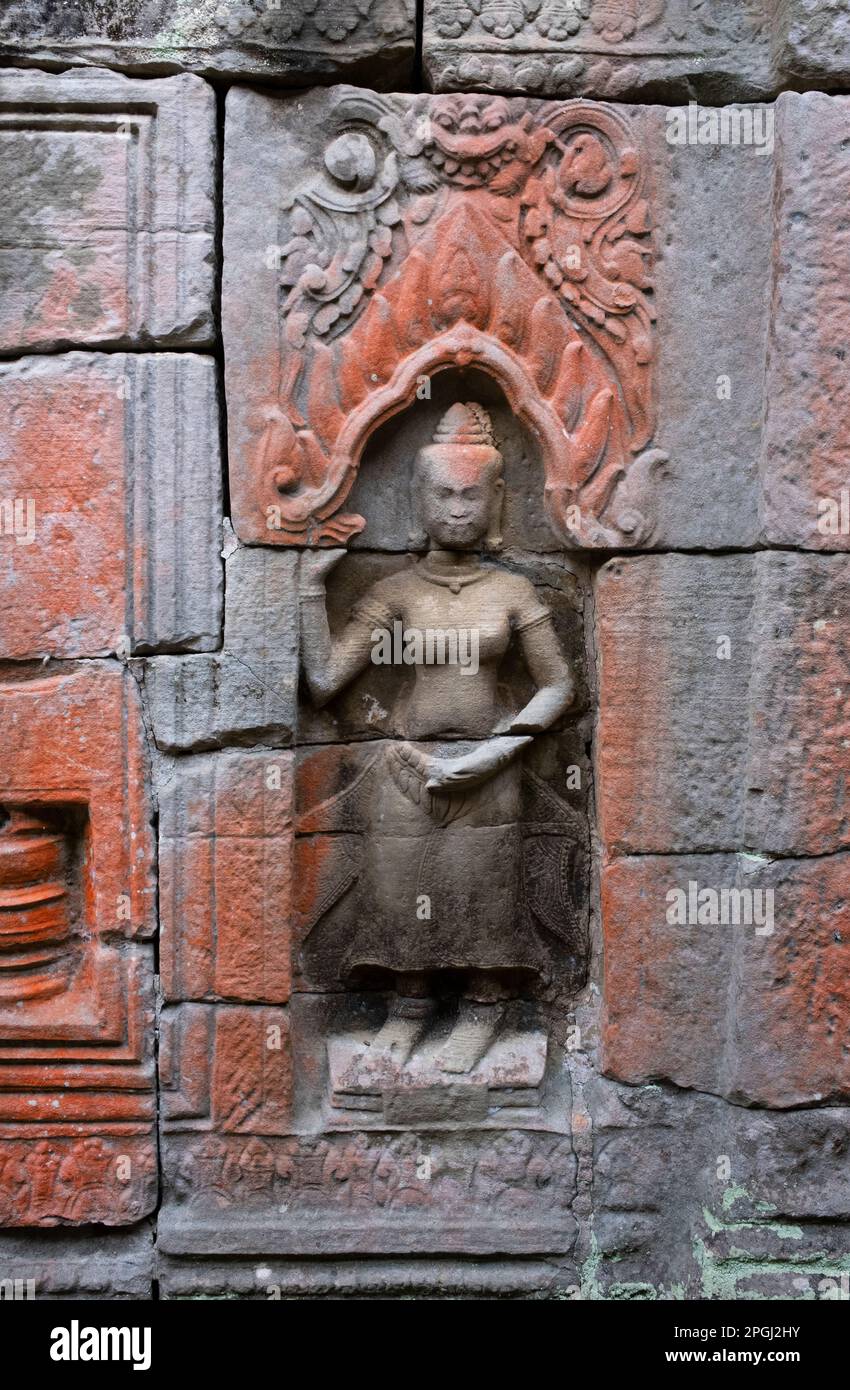 Cambogia: Devata (divinità femminile), Preah Khan (Tempio della Sacra spada). Preah Khan è stato costruito nel tardo 12th ° secolo (1191) da Jayavarman VII e si trova appena a nord di Angkor Thom. Il tempio fu costruito sul luogo della vittoria di Jayavarman VII sui Chams invasori nel 1191. Era il centro di una grande organizzazione, con quasi 100.000 funzionari e funzionari. In un tempo era un'università buddista. La divinità primaria del tempio è la boddhisatva Avalokiteshvara, nella forma del padre di Jayavarman. Foto Stock