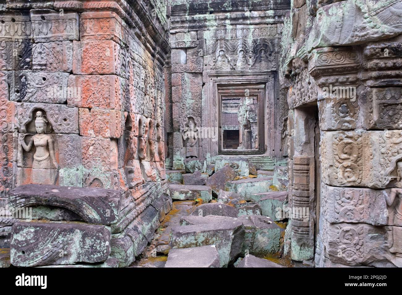 Cambogia: Devata (divinità femminile) adornano le mura di Preah Khan (Tempio della Sacra spada). Preah Khan è stato costruito nel tardo 12th ° secolo (1191) da Jayavarman VII e si trova appena a nord di Angkor Thom. Il tempio fu costruito sul luogo della vittoria di Jayavarman VII sui Chams invasori nel 1191. Era il centro di una grande organizzazione, con quasi 100.000 funzionari e funzionari. In un tempo era un'università buddista. La divinità primaria del tempio è la boddhisatva Avalokiteshvara, nella forma del padre di Jayavarman. Foto Stock