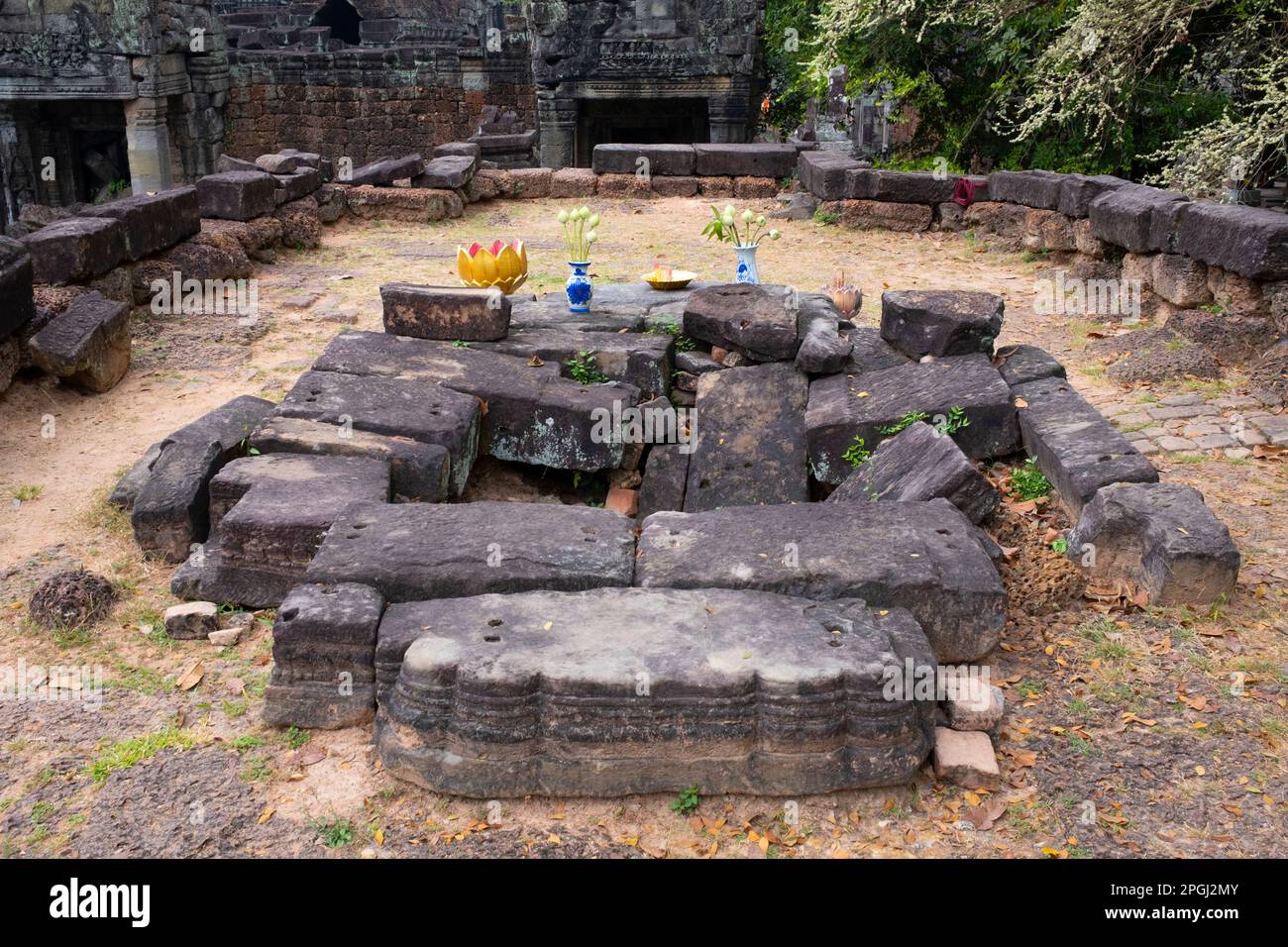 Cambogia: Vecchio santuario collassato, Preah Khan (Tempio della Sacra spada). Preah Khan è stato costruito nel tardo 12th ° secolo (1191) da Jayavarman VII e si trova appena a nord di Angkor Thom. Il tempio fu costruito sul luogo della vittoria di Jayavarman VII sui Chams invasori nel 1191. Era il centro di una grande organizzazione, con quasi 100.000 funzionari e funzionari. In un tempo era un'università buddista. La divinità primaria del tempio è la boddhisatva Avalokiteshvara, nella forma del padre di Jayavarman. Foto Stock