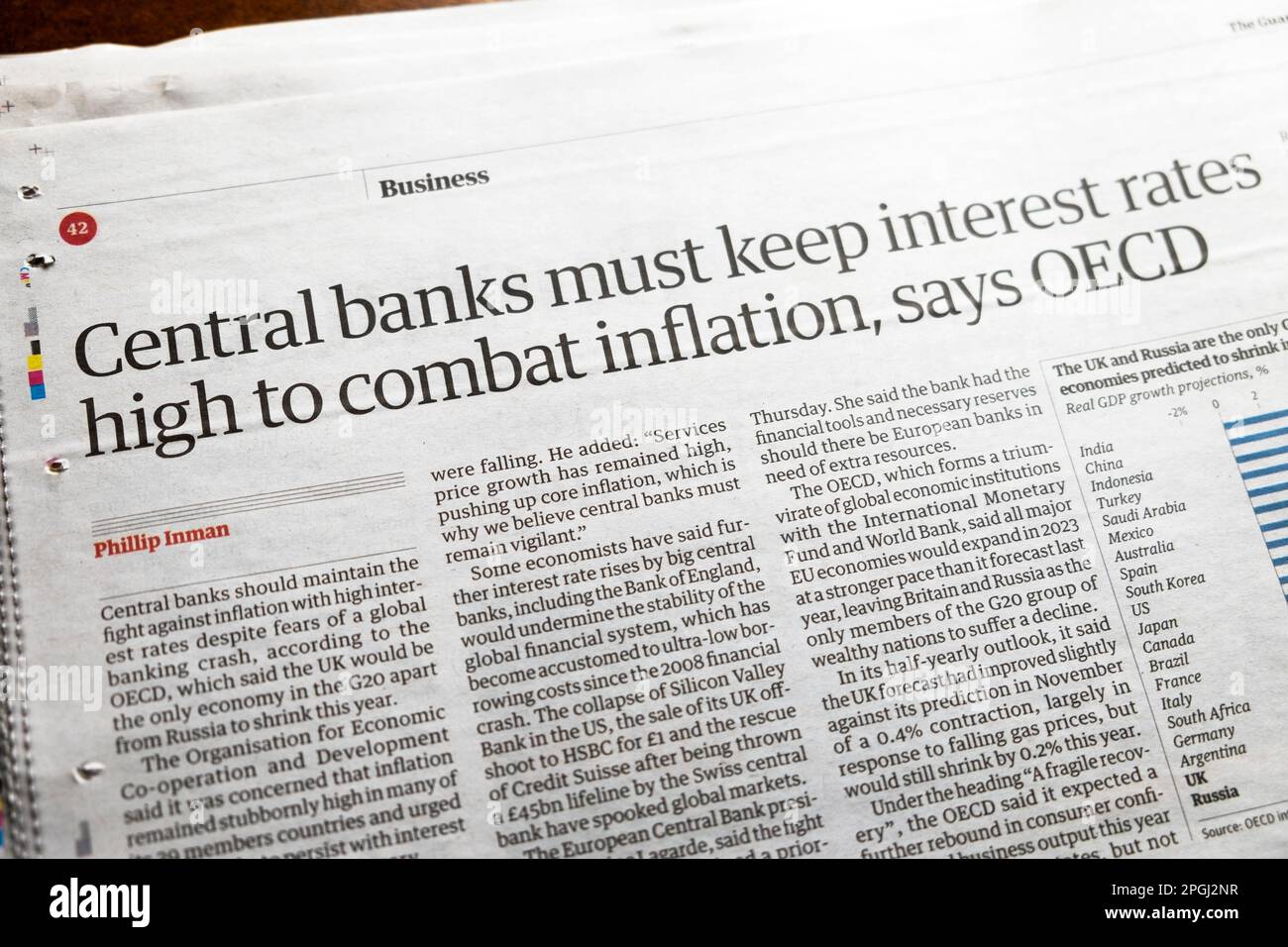 "Le banche centrali devono mantenere alti i tassi di interesse per combattere l'inflazione", afferma l'articolo finanziario del quotidiano Guardian dell'OCSE 18th marzo 2023 Londra UK Foto Stock