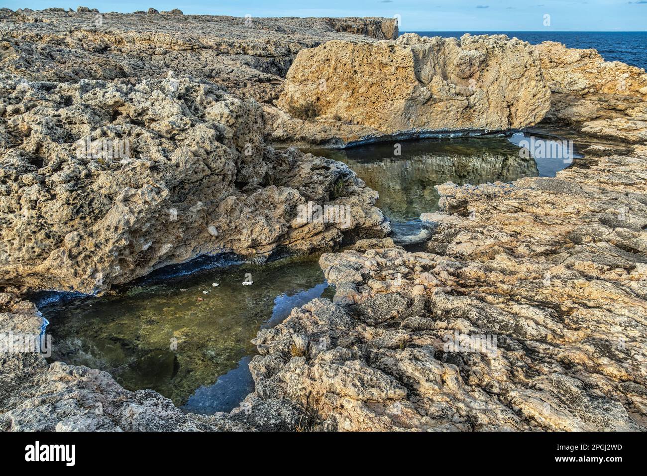 Le rocce, le pozzanghere dell'acqua di mare nella Riserva Naturale del Plemmirio. Siracusa, Sicilia, Italia Foto Stock
