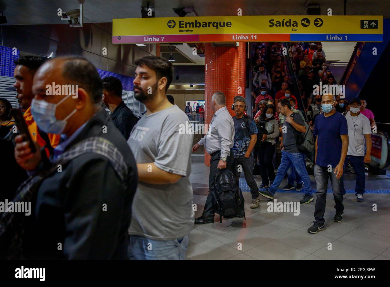 SP - Sao Paulo - 03/23/2023 - SAO PAULO, SCIOPERO DELLA METROPOLITANA - movimento sulla linea gialla 4, una linea operata da Via Quatro, che è stato sovraccaricato a causa dello sciopero della metropolitana a Sao Paulo che ha iniziato alle 00:00 di questa mattina Giovedi (23). Tra le richieste della categoria figurano l'apertura di una gara d'appalto pubblica per l'assunzione di emergenza, la fine dell'outsourcing e il pagamento dell'indennità in cambio del RPP (profit sharing) che, secondo il sindacato, non è stato trasferito ai lavoratori negli ultimi 2 anni. Tutte le linee gestite dalla metropolitana sono state interessate, linee 1 blu, 2 verde, 3 rosso e 15 argento della monorotaia. Foto: Suam Foto Stock