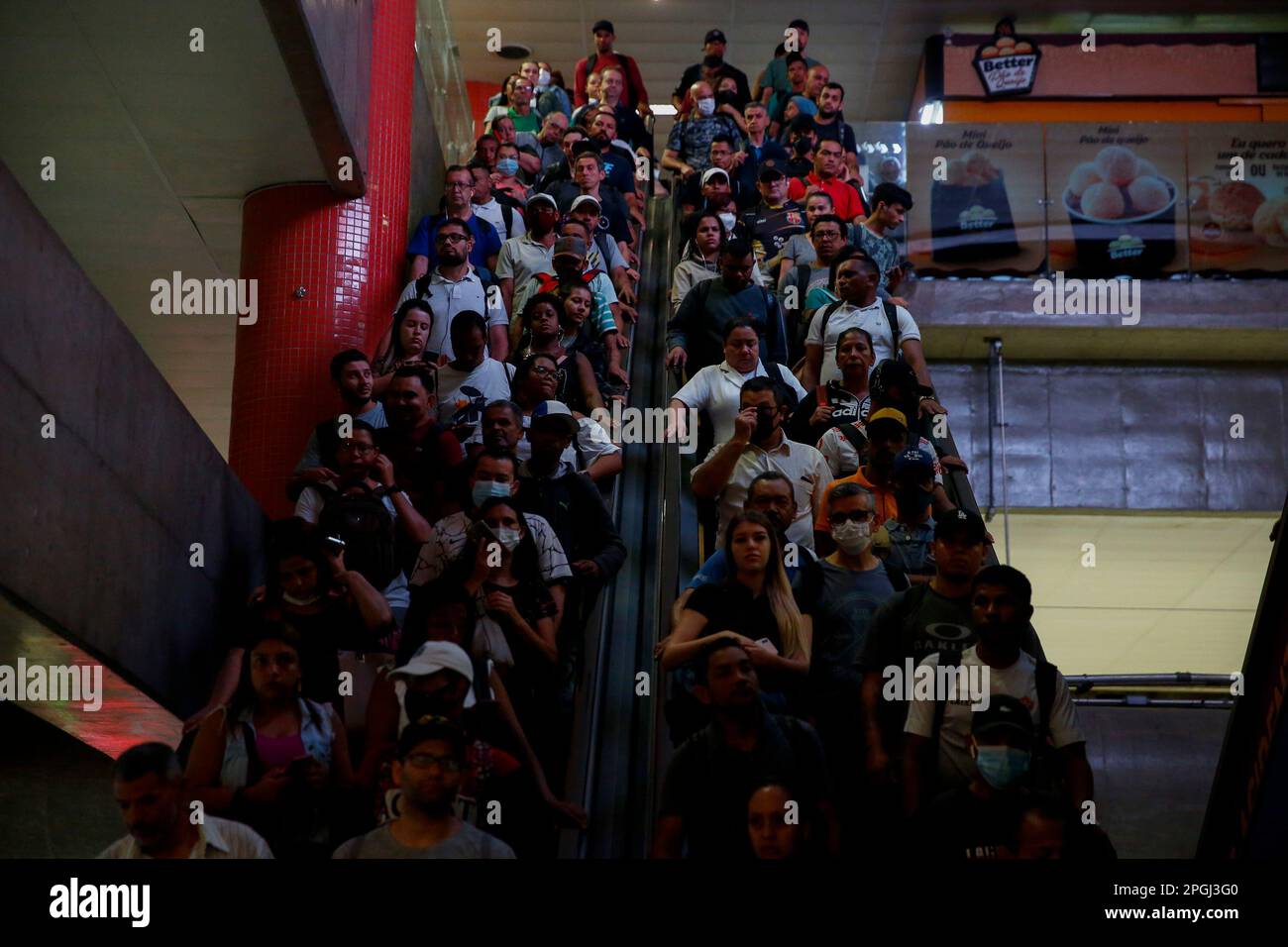 SP - Sao Paulo - 03/23/2023 - SAO PAULO, SCIOPERO DELLA METROPOLITANA - movimento sulla linea gialla 4, una linea operata da Via Quatro, che è stato sovraccaricato a causa dello sciopero della metropolitana a Sao Paulo che ha iniziato alle 00:00 di questa mattina Giovedi (23). Tra le richieste della categoria figurano l'apertura di una gara d'appalto pubblica per l'assunzione di emergenza, la fine dell'outsourcing e il pagamento dell'indennità in cambio del RPP (profit sharing) che, secondo il sindacato, non è stato trasferito ai lavoratori negli ultimi 2 anni. Tutte le linee gestite dalla metropolitana sono state interessate, linee 1 blu, 2 verde, 3 rosso e 15 argento della monorotaia. Foto: Suam Foto Stock