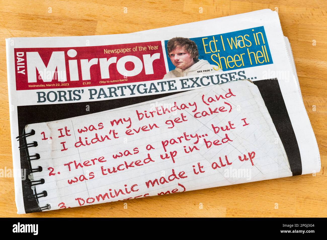 22 marzo 2023. Prima pagina di Daily Mirror fornisce una lista suggerita di scuse Partygate di Boris ... Foto Stock