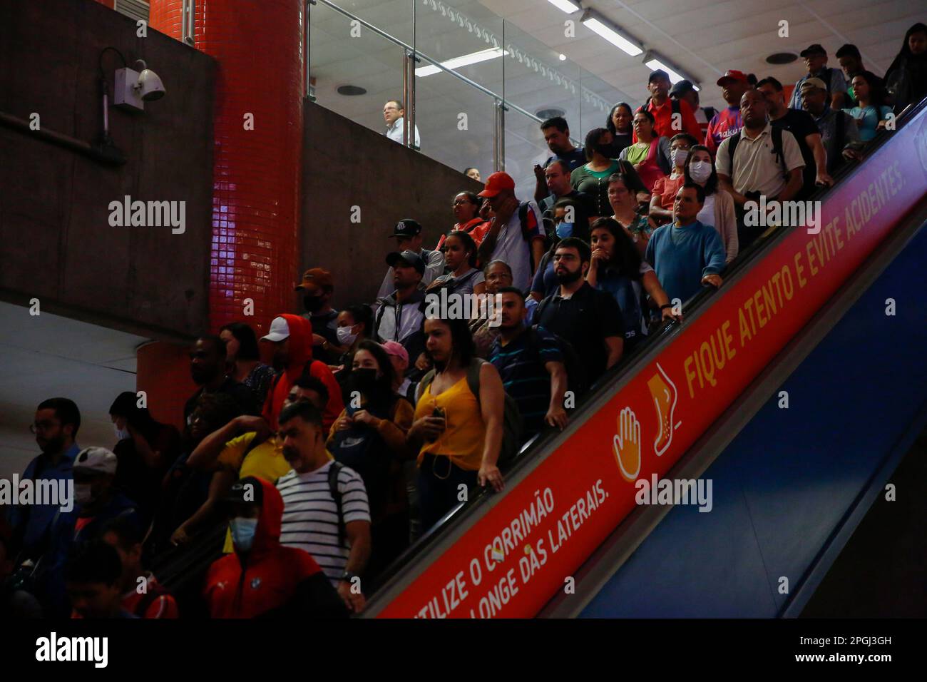 SP - Sao Paulo - 03/23/2023 - SAO PAULO, SCIOPERO DELLA METROPOLITANA - movimento sulla linea gialla 4, una linea operata da Via Quatro, che è stato sovraccaricato a causa dello sciopero della metropolitana a Sao Paulo che ha iniziato alle 00:00 di questa mattina Giovedi (23). Tra le richieste della categoria figurano l'apertura di una gara d'appalto pubblica per l'assunzione di emergenza, la fine dell'outsourcing e il pagamento dell'indennità in cambio del RPP (profit sharing) che, secondo il sindacato, non è stato trasferito ai lavoratori negli ultimi 2 anni. Tutte le linee gestite dalla metropolitana sono state interessate, linee 1 blu, 2 verde, 3 rosso e 15 argento della monorotaia. Foto: Suam Foto Stock