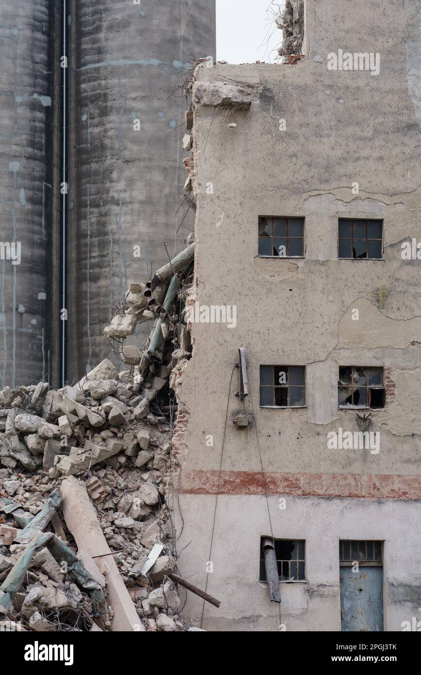 dettagli dell'edificio del monumento danneggiati prima della completa distruzione Foto Stock