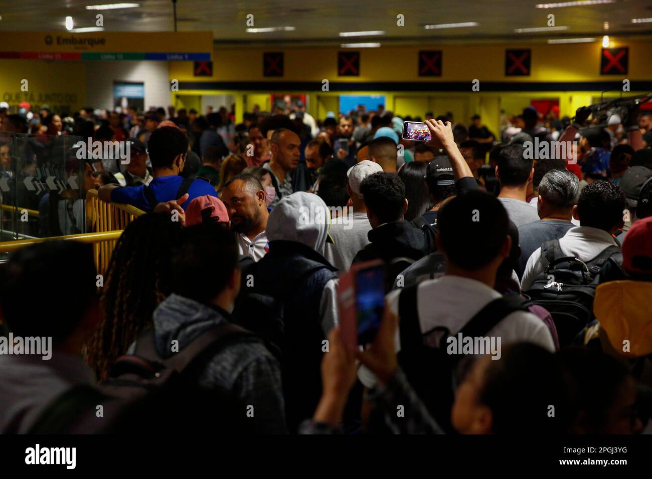 SP - Sao Paulo - 03/23/2023 - SAO PAULO, SCIOPERO DELLA METROPOLITANA - movimento sulla linea gialla 4, una linea operata da Via Quatro, che è stato sovraccaricato a causa dello sciopero della metropolitana a Sao Paulo che ha iniziato alle 00:00 di questa mattina Giovedi (23). Tra le richieste della categoria figurano l'apertura di una gara d'appalto pubblica per l'assunzione di emergenza, la fine dell'outsourcing e il pagamento dell'indennità in cambio del RPP (profit sharing) che, secondo il sindacato, non è stato trasferito ai lavoratori negli ultimi 2 anni. Tutte le linee gestite dalla metropolitana sono state interessate, linee 1 blu, 2 verde, 3 rosso e 15 argento della monorotaia. Foto: Suam Foto Stock