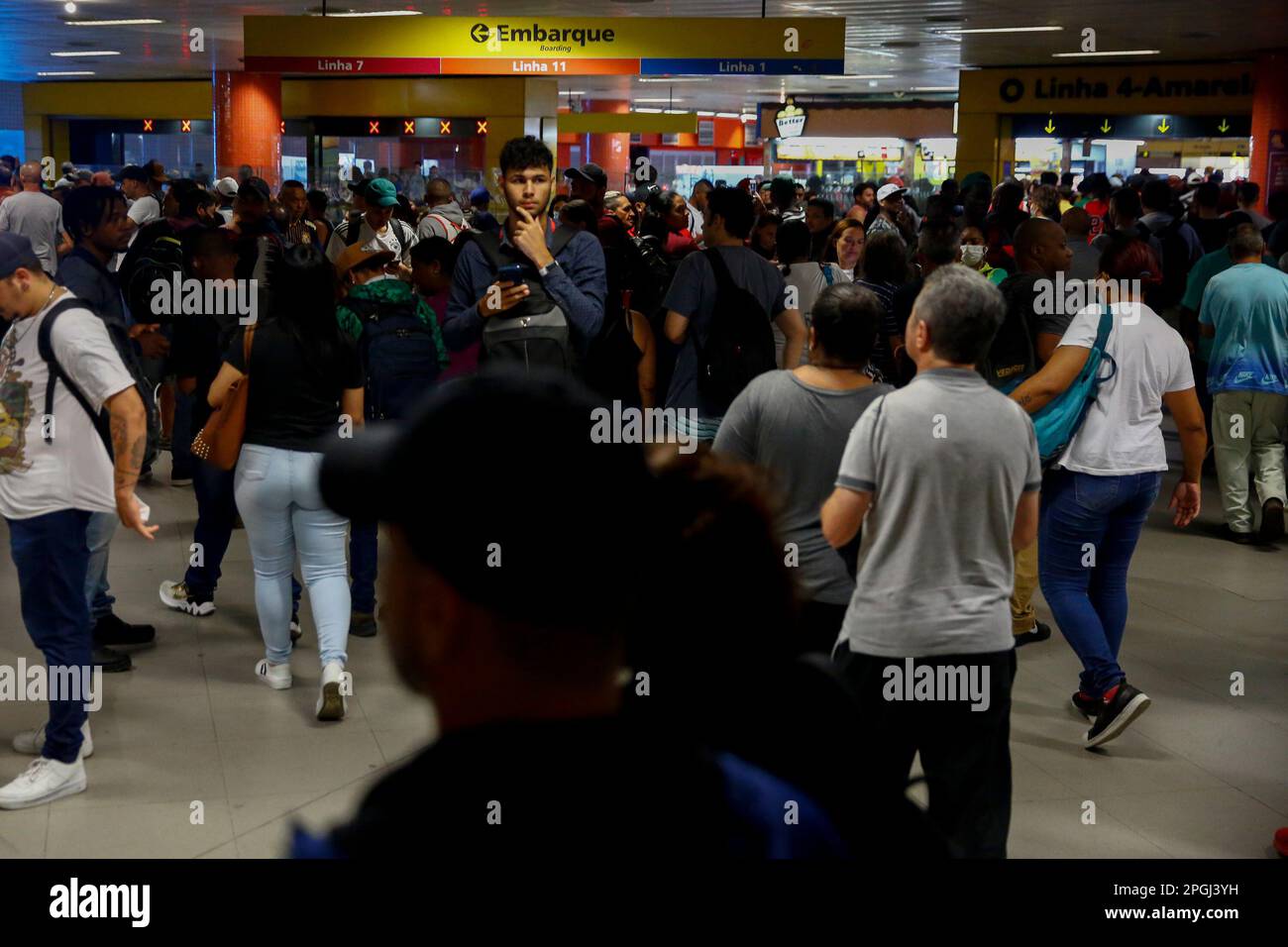 SP - Sao Paulo - 03/23/2023 - SAO PAULO, SCIOPERO DELLA METROPOLITANA - movimento sulla linea gialla 4, una linea operata da Via Quatro, che è stato sovraccaricato a causa dello sciopero della metropolitana a Sao Paulo che ha iniziato alle 00:00 di questa mattina Giovedi (23). Tra le richieste della categoria figurano l'apertura di una gara d'appalto pubblica per l'assunzione di emergenza, la fine dell'outsourcing e il pagamento dell'indennità in cambio del RPP (profit sharing) che, secondo il sindacato, non è stato trasferito ai lavoratori negli ultimi 2 anni. Tutte le linee gestite dalla metropolitana sono state interessate, linee 1 blu, 2 verde, 3 rosso e 15 argento della monorotaia. Foto: Suam Foto Stock