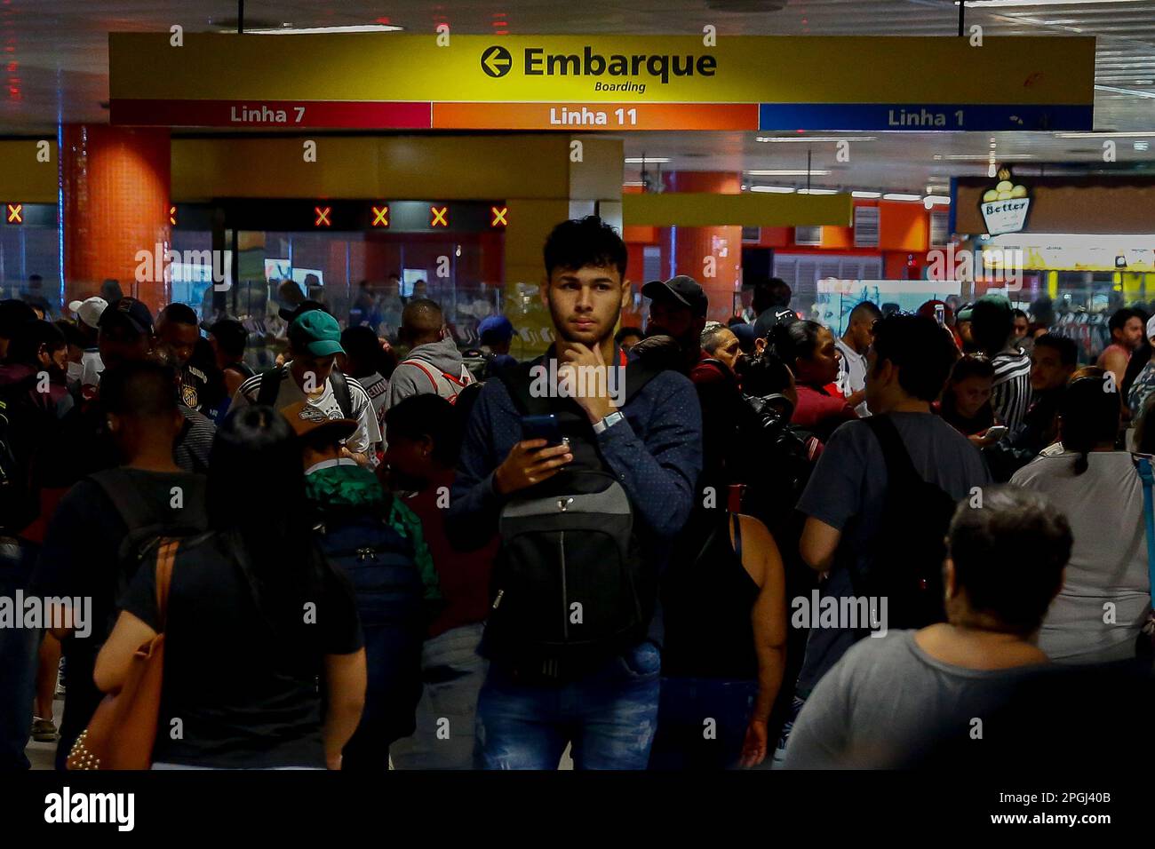 SP - Sao Paulo - 03/23/2023 - SAO PAULO, SCIOPERO DELLA METROPOLITANA - movimento sulla linea gialla 4, una linea operata da Via Quatro, che è stato sovraccaricato a causa dello sciopero della metropolitana a Sao Paulo che ha iniziato alle 00:00 di questa mattina Giovedi (23). Tra le richieste della categoria figurano l'apertura di una gara d'appalto pubblica per l'assunzione di emergenza, la fine dell'outsourcing e il pagamento dell'indennità in cambio del RPP (profit sharing) che, secondo il sindacato, non è stato trasferito ai lavoratori negli ultimi 2 anni. Tutte le linee gestite dalla metropolitana sono state interessate, linee 1 blu, 2 verde, 3 rosso e 15 argento della monorotaia. Foto: Suam Foto Stock