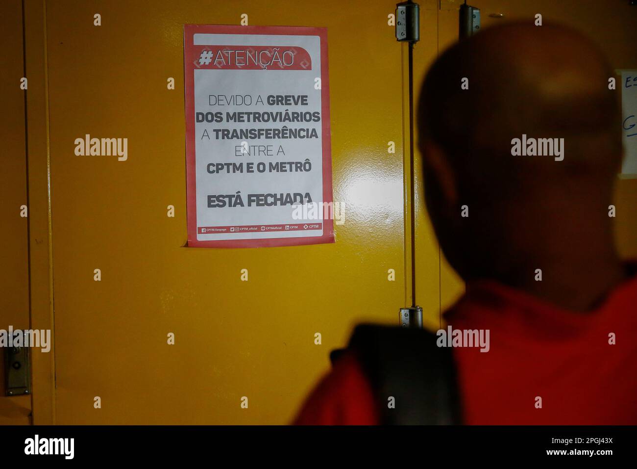 SP - Sao Paulo - 03/23/2023 - SAO PAULO, SCIOPERO DELLA METROPOLITANA - chiuso l'accesso al trasferimento della linea blu 1 della metropolitana a causa dello sciopero della metropolitana a Sao Paulo che ha iniziato alle 00:00 questo Giovedi (23 tra le richieste della categoria figurano l'apertura di una gara d'appalto pubblica per le assunzioni di emergenza, la fine dell'outsourcing e il pagamento di bonus in cambio di PLR (profit sharing) che, secondo il sindacato, non è stato trasferito ai lavoratori negli ultimi 2 anni. Le linee gestite dalla metropolitana sono state interessate, linee 1 blu, 2 verde, 3 rosso e 15 argento della monorotaia Foto: Suamy Beydoun/AGIF/Sipa USA Foto Stock