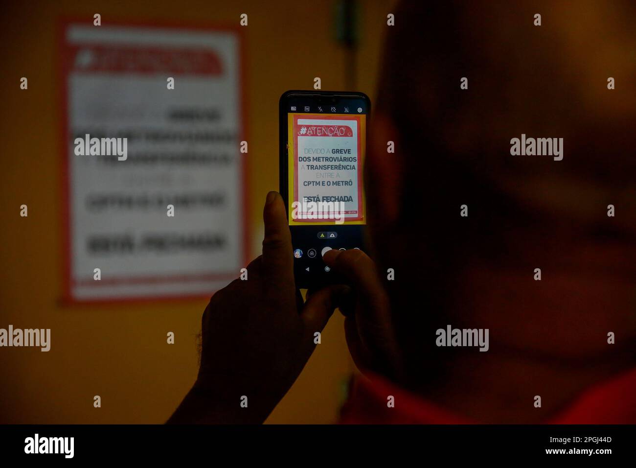 SP - Sao Paulo - 03/23/2023 - SAO PAULO, SCIOPERO IN METROPOLITANA - accesso chiuso al trasferimento della linea blu 1 della metropolitana a causa dello sciopero dei lavoratori della metropolitana a Sao Paulo che ha iniziato alle 00:00 questo Giovedi (23 .tra le richieste della categoria figurano l'apertura di una gara d'appalto pubblica per le assunzioni di emergenza, la fine dell'outsourcing e il pagamento del bonus in cambio del RPP (profit sharing) che, secondo l'Unione, non è stato trasferito ai lavoratori negli ultimi 2 anni. Le linee gestite dalla metropolitana sono state interessate, linee 1 blu, 2 verde, 3 rosso e 15 argento della monorotaia Foto: Suamy Beydoun/AGIF/ Foto Stock