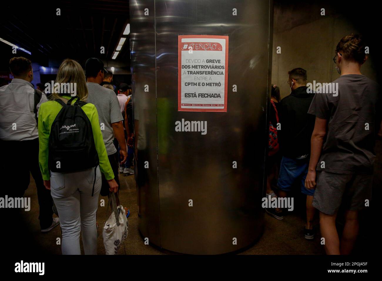 SP - Sao Paulo - 03/23/2023 - SAO PAULO, SCIOPERO DELLA METROPOLITANA - Avviso di sciopero della metropolitana a Sao Paulo Posted at Luz Station, che ha iniziato alle 00:00:00 il Giovedi (23). Della categoria sono l'apertura di un concorso pubblico per l'assunzione di emergenza, la fine dell'outsourcing e il pagamento dell'indennità in cambio del PLR (profit sharing) che, secondo il sindacato, non è stato trasferito ai lavoratori negli ultimi 2 anni. Tutte le linee gestite dalla metropolitana sono state interessate, linee 1 blu, 2 verde, 3 rosso e 15 argento della monorotaia. Foto: Suamy Beydoun/AGIF/Sipa USA Foto Stock