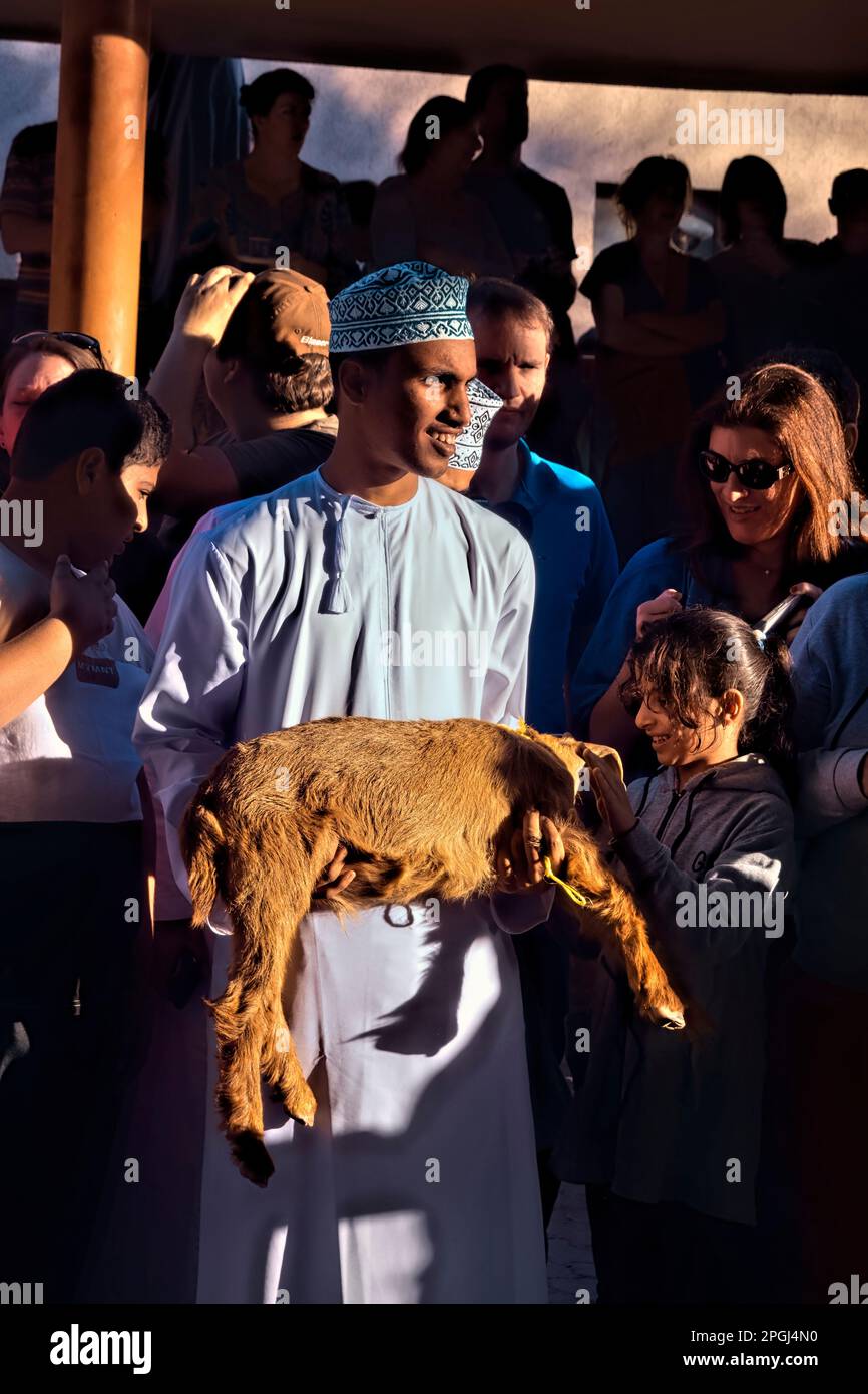 Ragazzo al mercato di capra Venerdì, Nizwa, Oman Foto Stock