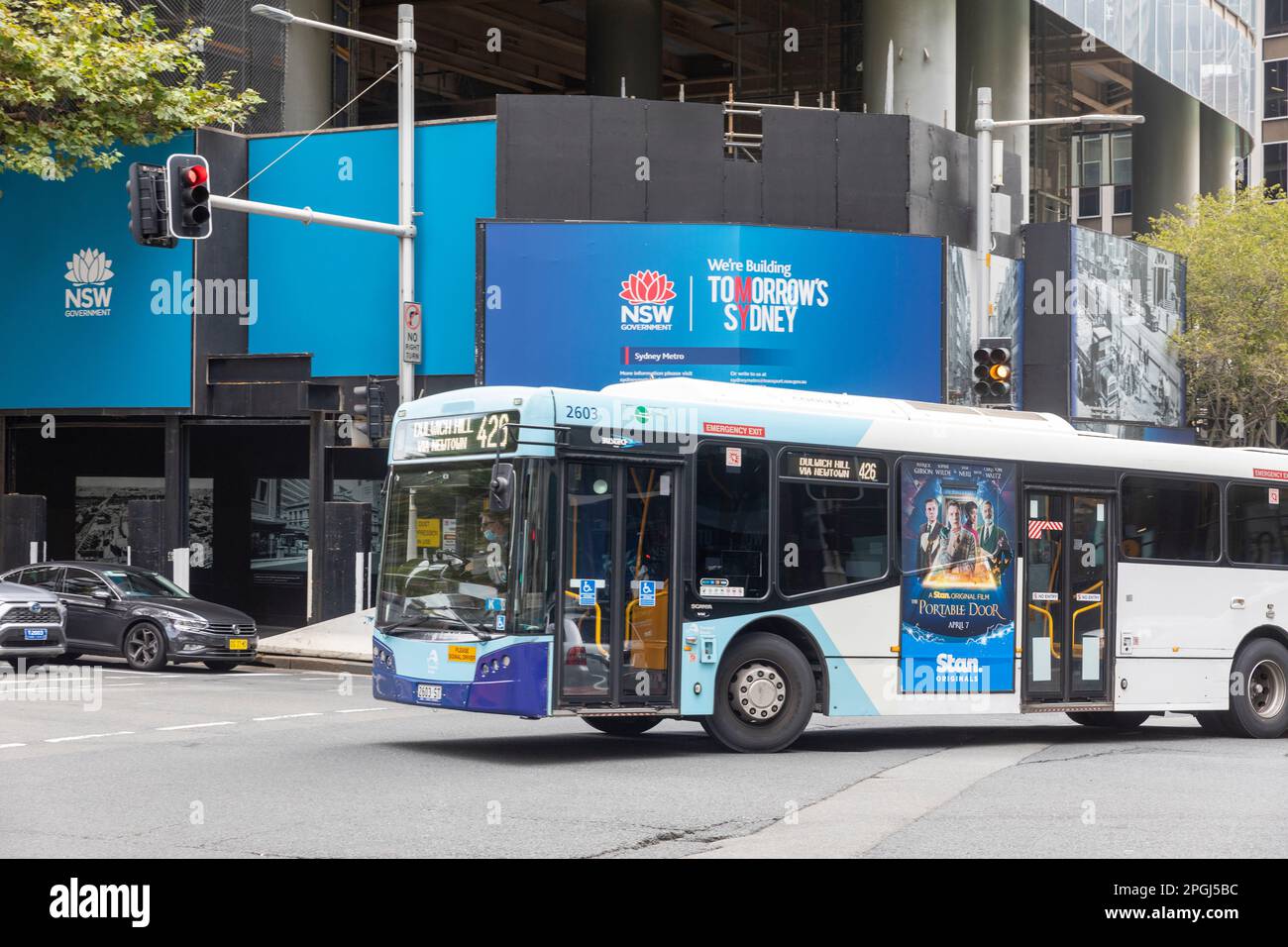 Autobus a un ponte di Sydney nel centro citta' di Sydney, NSW, Australia 2023 Foto Stock