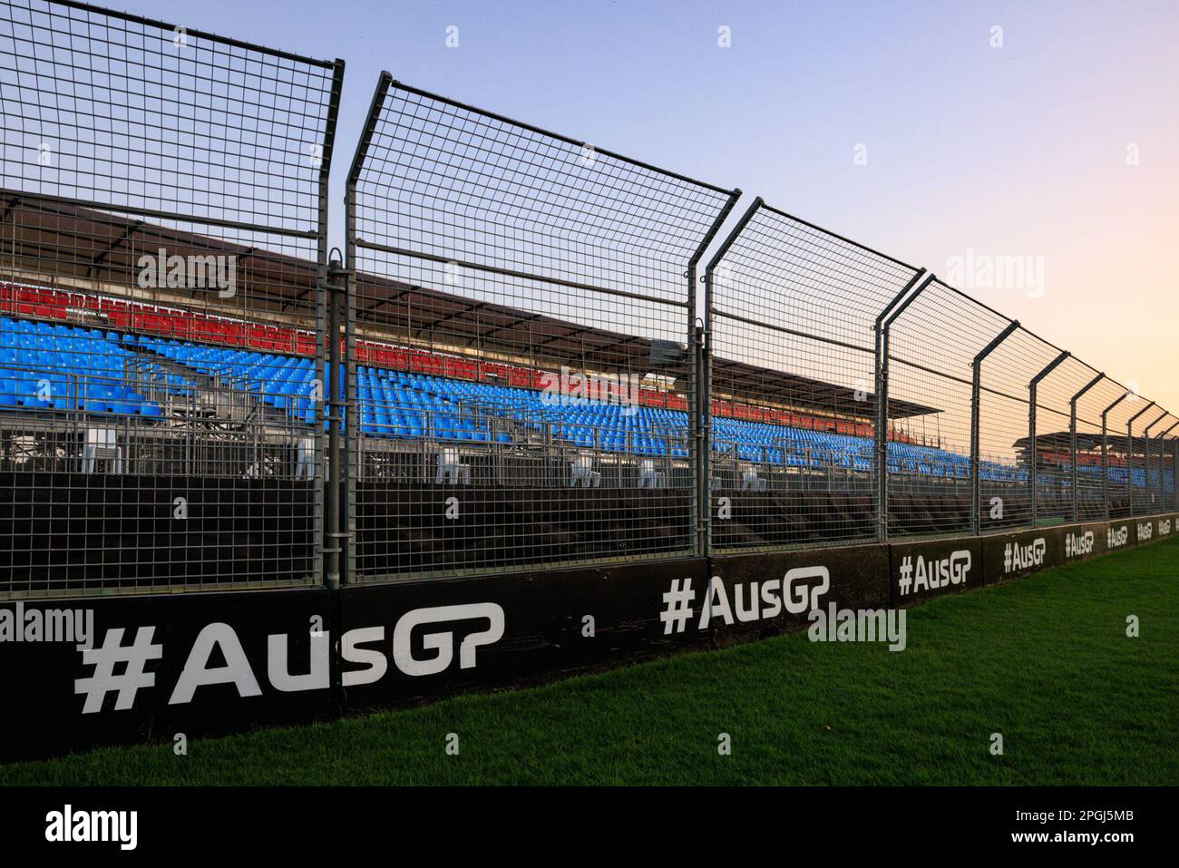 Albert Park, Melbourne. Giovedì 23 marzo 2023. Il sole tramonta sul grande stand di fronte alla curva 15 del circuito di strada Albert Park Formula 1 Grand Prix durante i preparativi in pista. Credit: Corleve/Alamy Live News Foto Stock