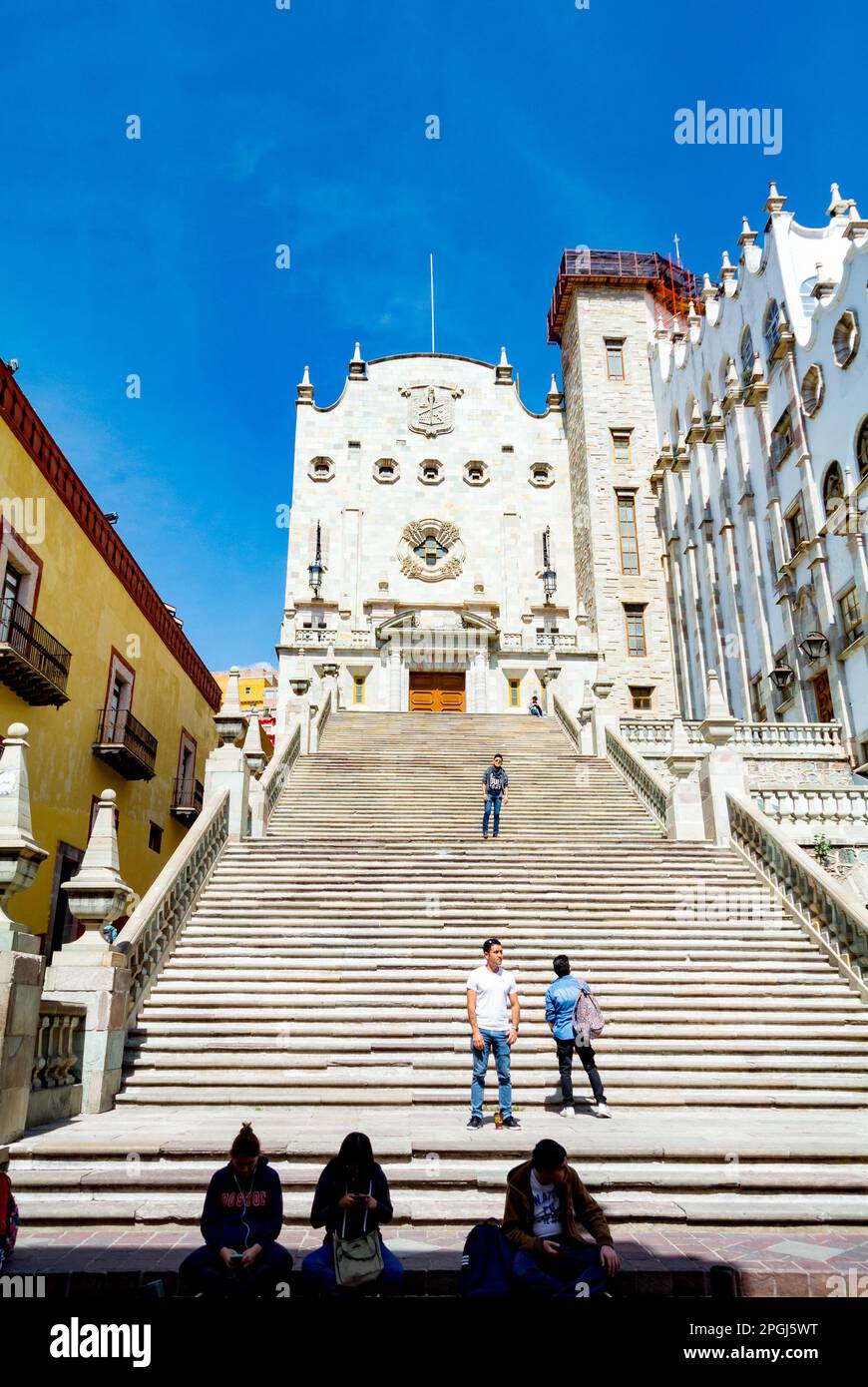 Guanajuato, Guanajuato, Messico, Una città universita di Guanajuato con un cielo blu Foto Stock