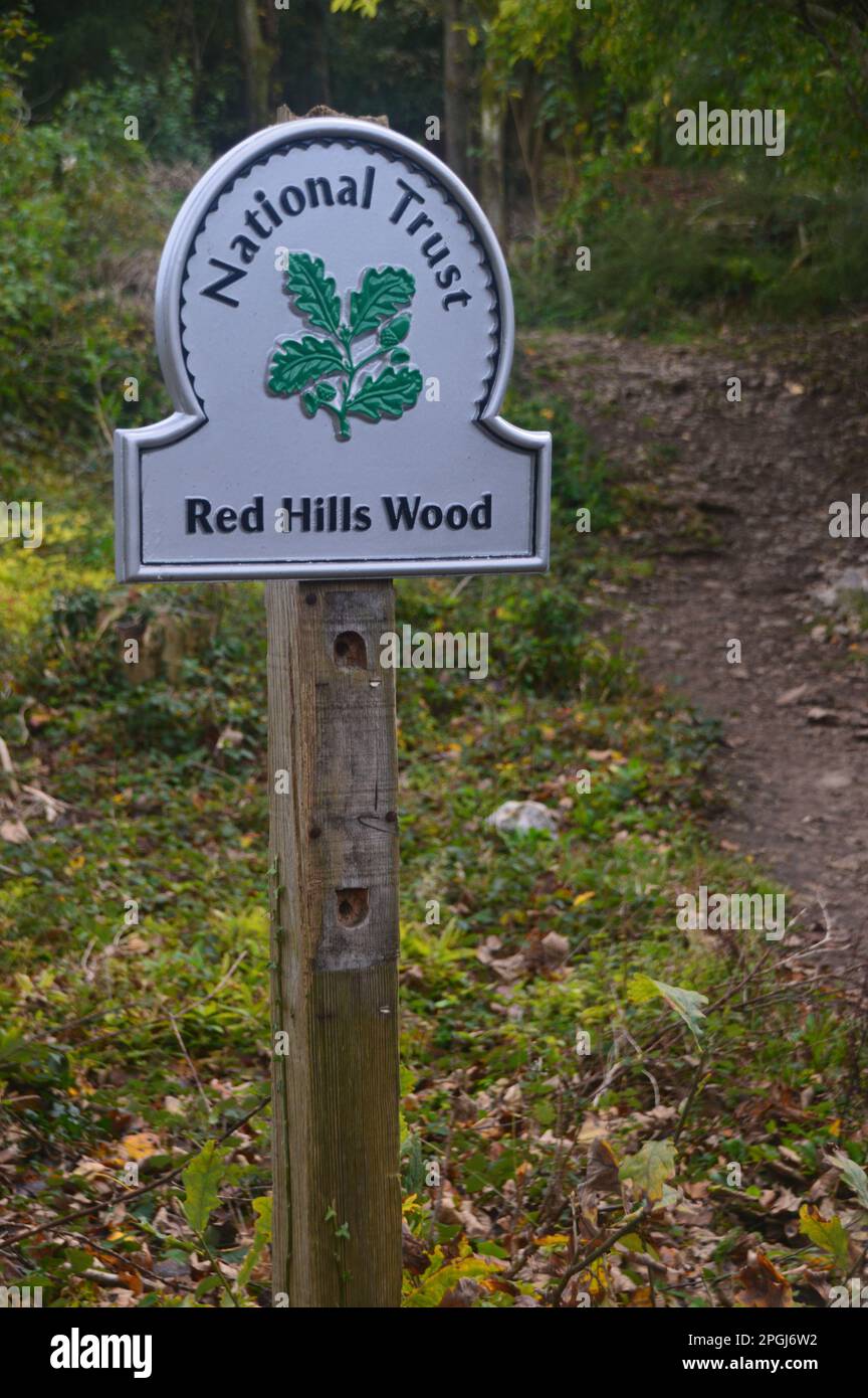 National Trust Signpost per Red Hills Wood vicino a Arnside Knott, Arnside, Cumbria, Inghilterra, Regno Unito. Foto Stock