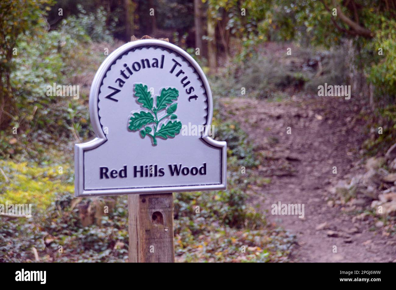National Trust Signpost per Red Hills Wood vicino a Arnside Knott, Arnside, Cumbria, Inghilterra, Regno Unito. Foto Stock