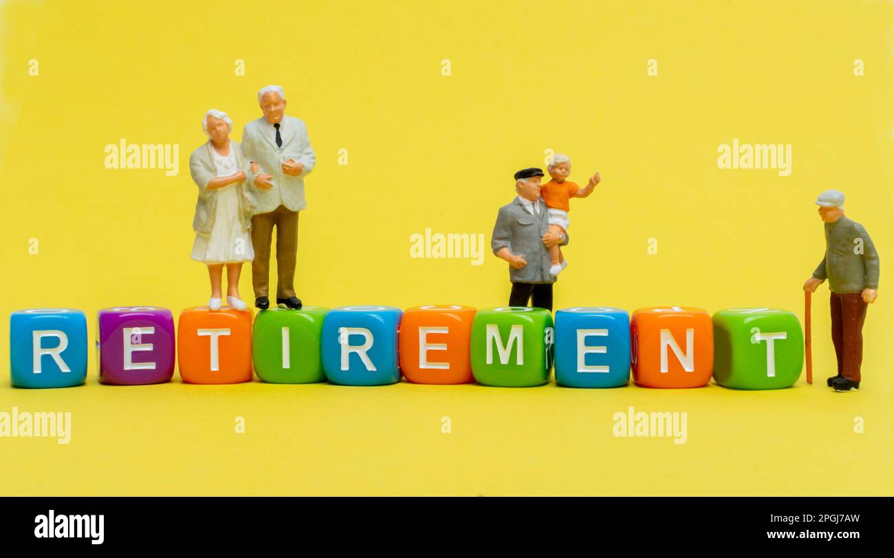 Una colorata rappresentazione del pensionamento con figure in miniatura che celebrano il concetto Foto Stock