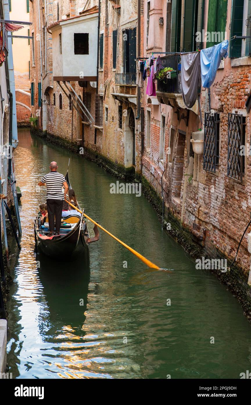 Gondola veneziana con turisti sul canale, Italia, Venezia Foto Stock