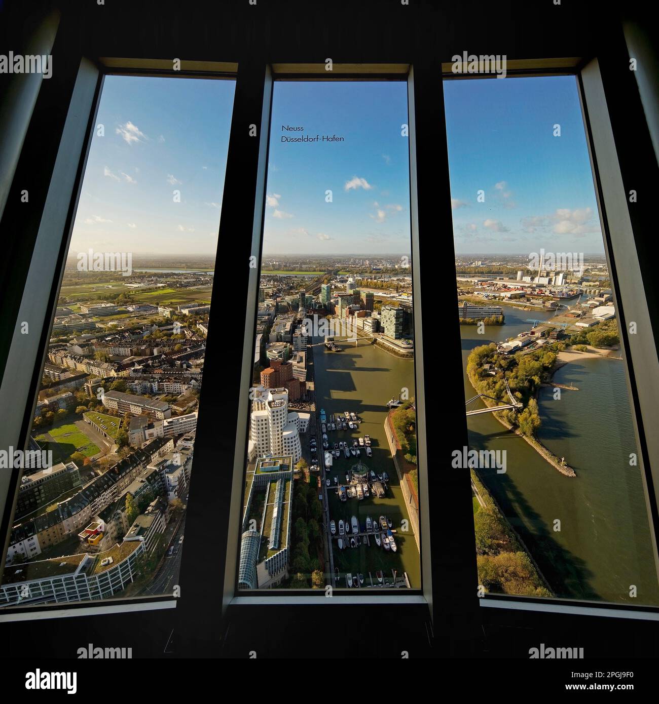 Vista del porto di Media, Medienhafen dalla torre del Reno, Germania, Nord Reno-Westfalia, basso Reno, Dusseldorf Foto Stock