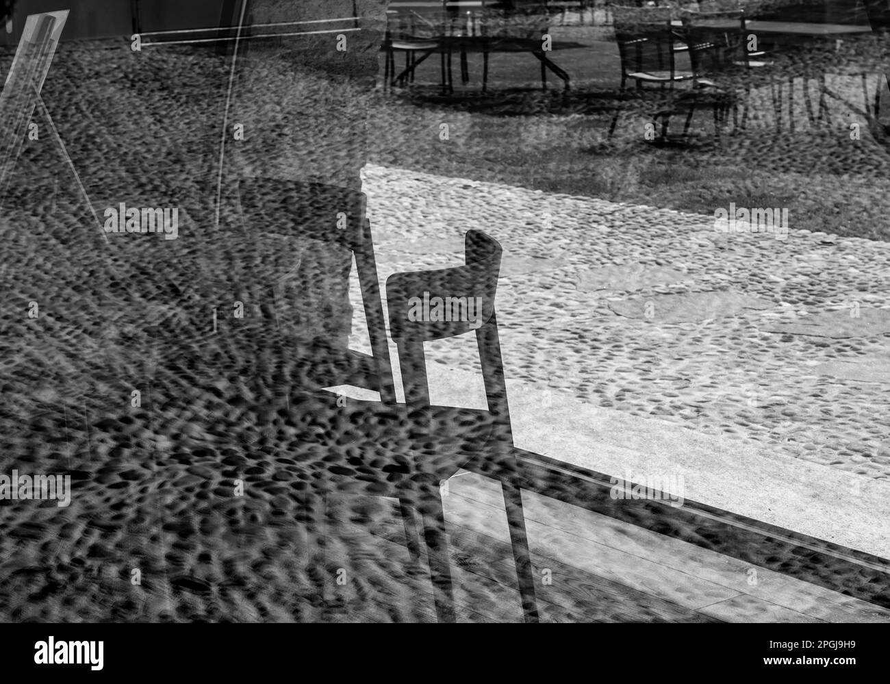Riflessione della finestra da Cobblestone Street su Mobile in Svizzera. Foto Stock