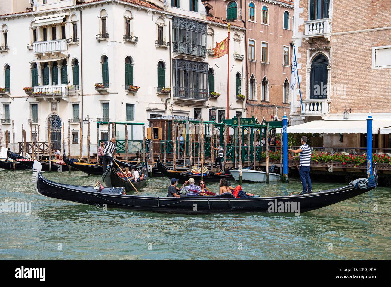 Gondola veneziana con turisti sul canale, Italia, Venezia Foto Stock