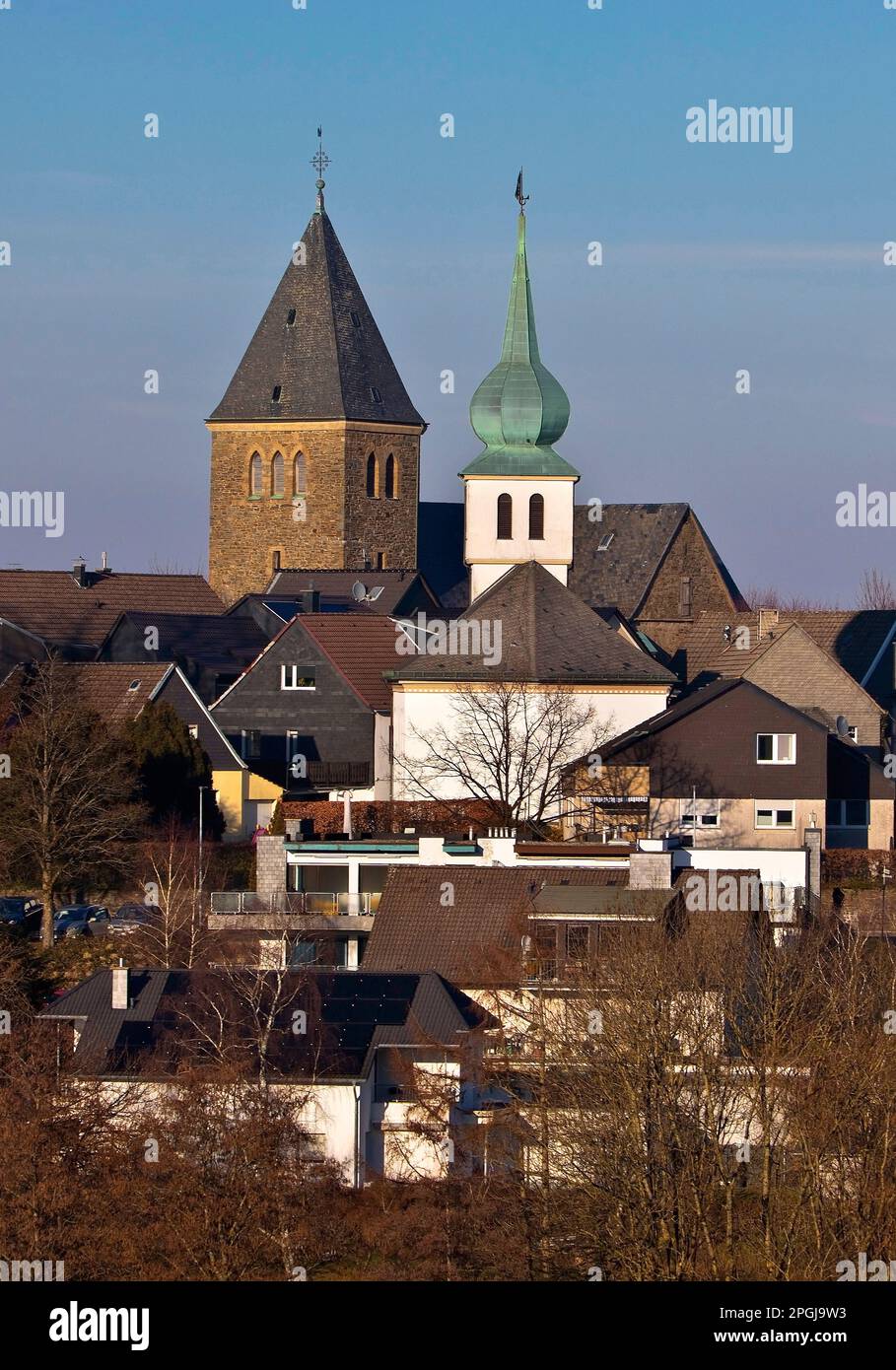 Chiesa cattolica St Jakobus e chiesa evangelica Jakobus a Breckerfeld, Germania, Renania settentrionale-Vestfalia, Beckerfeld Foto Stock
