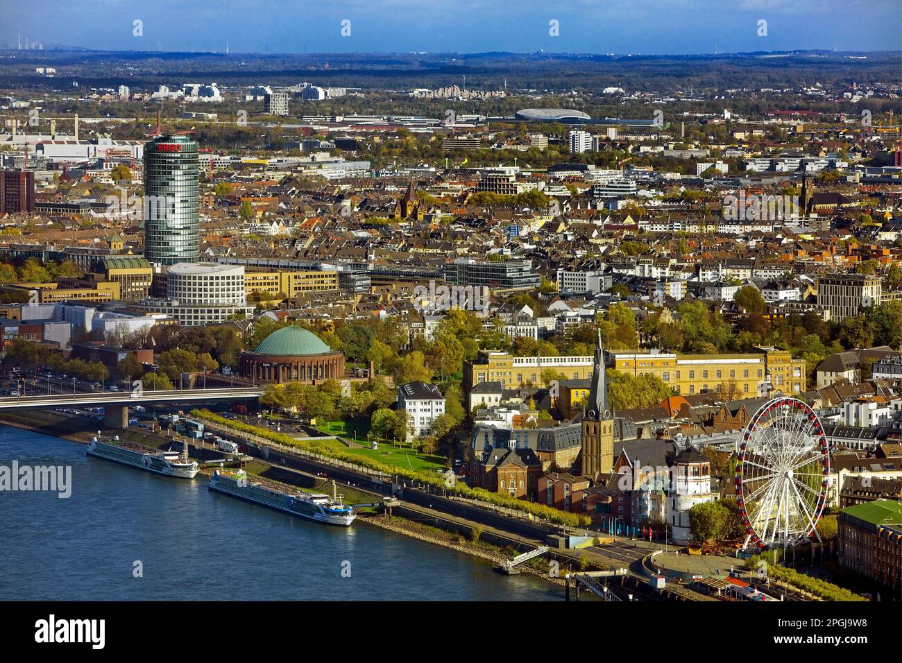 Vista di Dusseldorf con l'edificio ERGO, Tonhalle Dusseldorf e l'accademia d'arte, vista dalla torre del Reno, dalla Germania, dalla Renania settentrionale-Vestfalia, dal basso Reno, Foto Stock