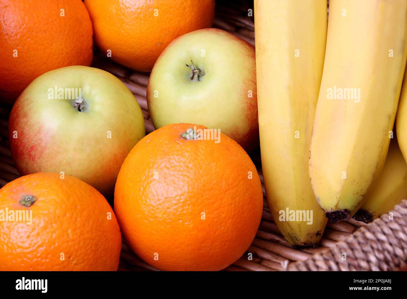 cestino di frutta con mele, arance e banane Foto Stock