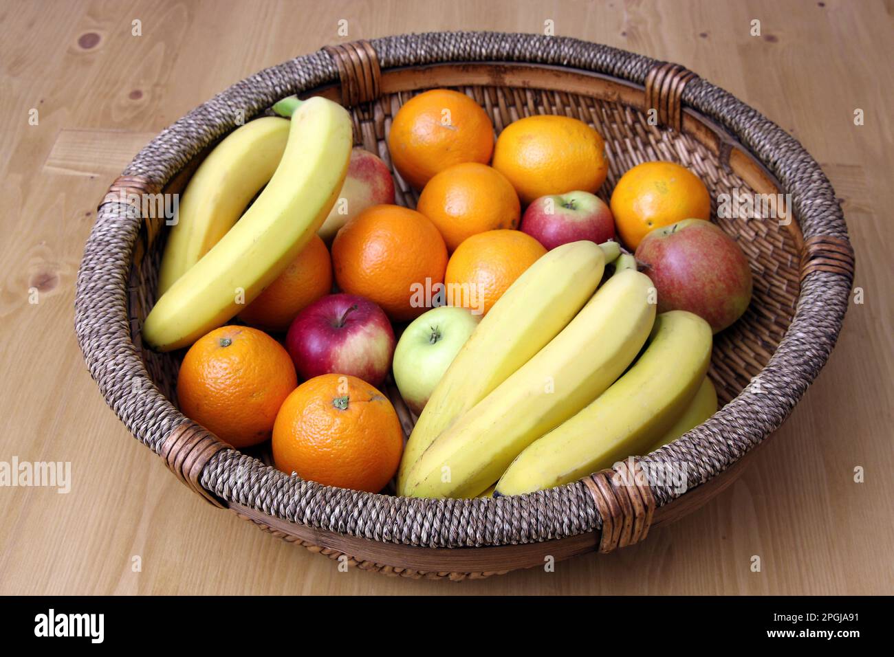 cestino di frutta con mele, arance e banane Foto Stock