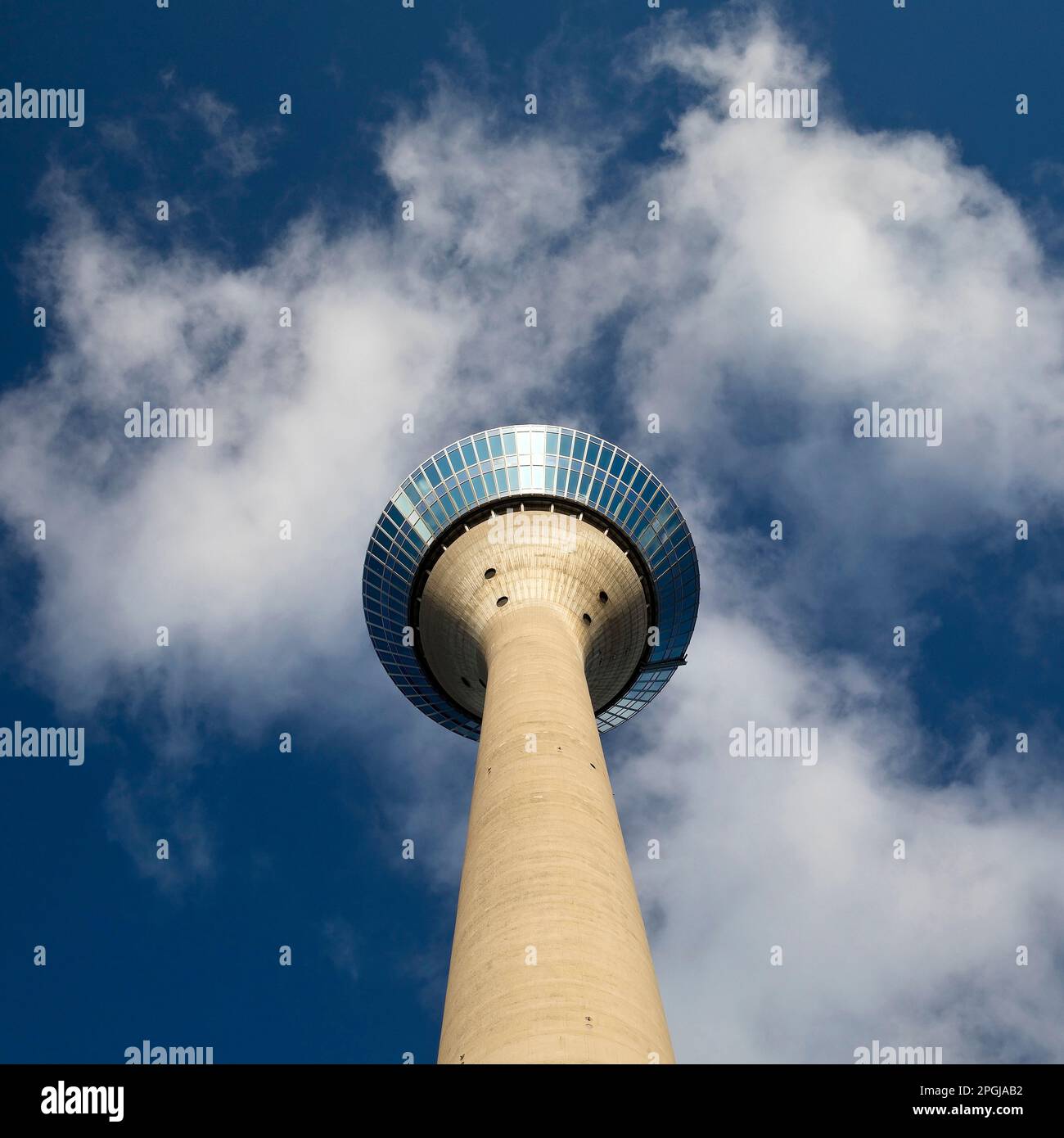 Torre della Renania, veduta a occhio di verme, Germania, Renania settentrionale-Vestfalia, basso Reno, Dusseldorf Foto Stock