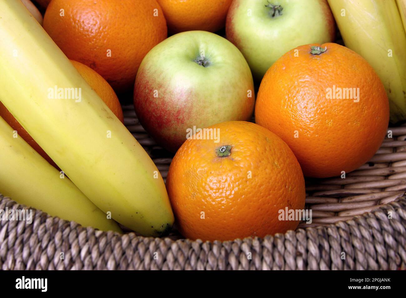 cestino di frutta con mele, arance e banane Foto Stock