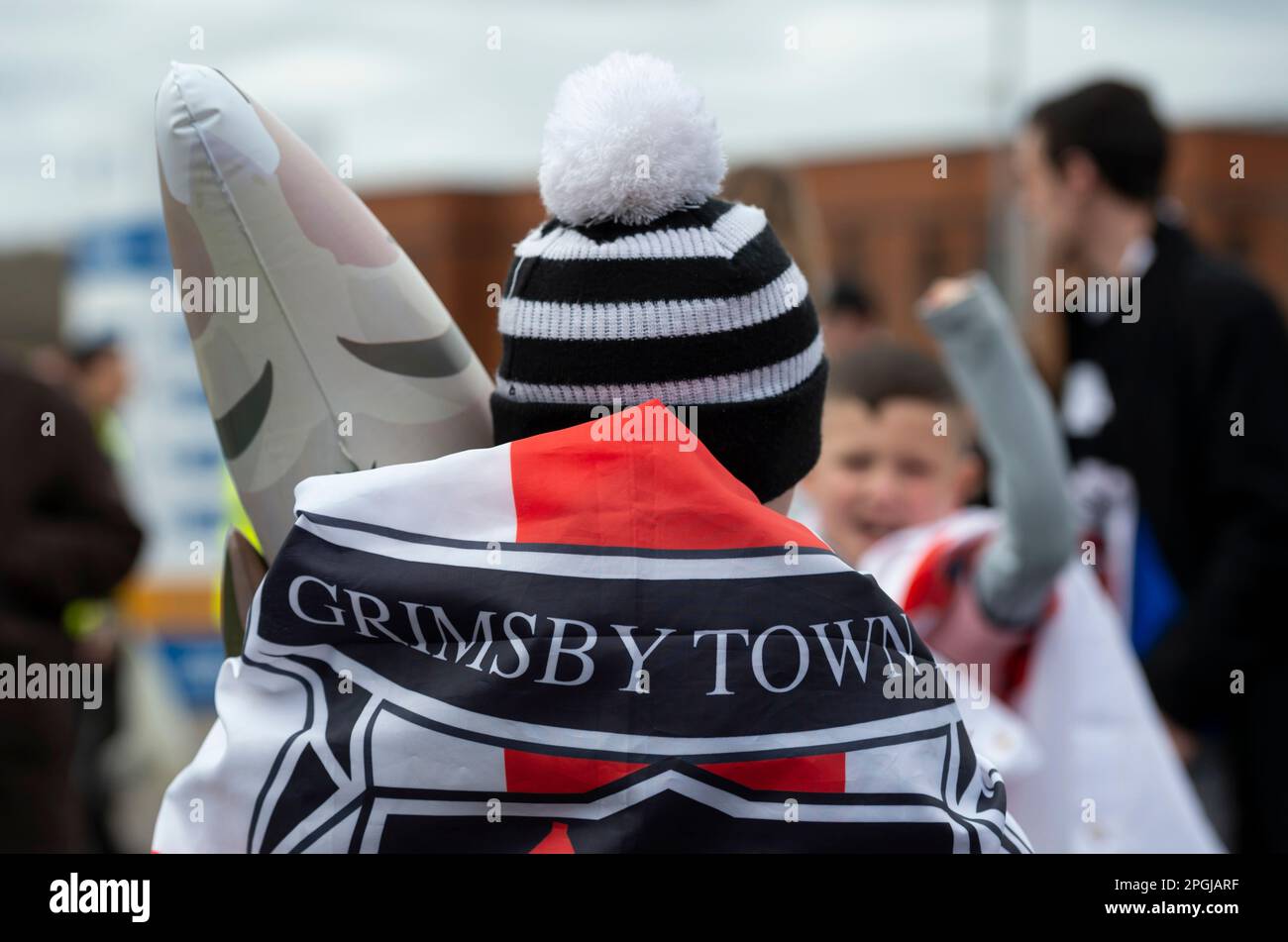 I fan di Grimsby con le mascotte di Harry The Haddock prima della partita di finale di Brighton e Hove Albion contro Grimsby Town Emirates fa Cup al 19th marzo 2023 all'American Express Community Stadium di Brighton Foto Stock