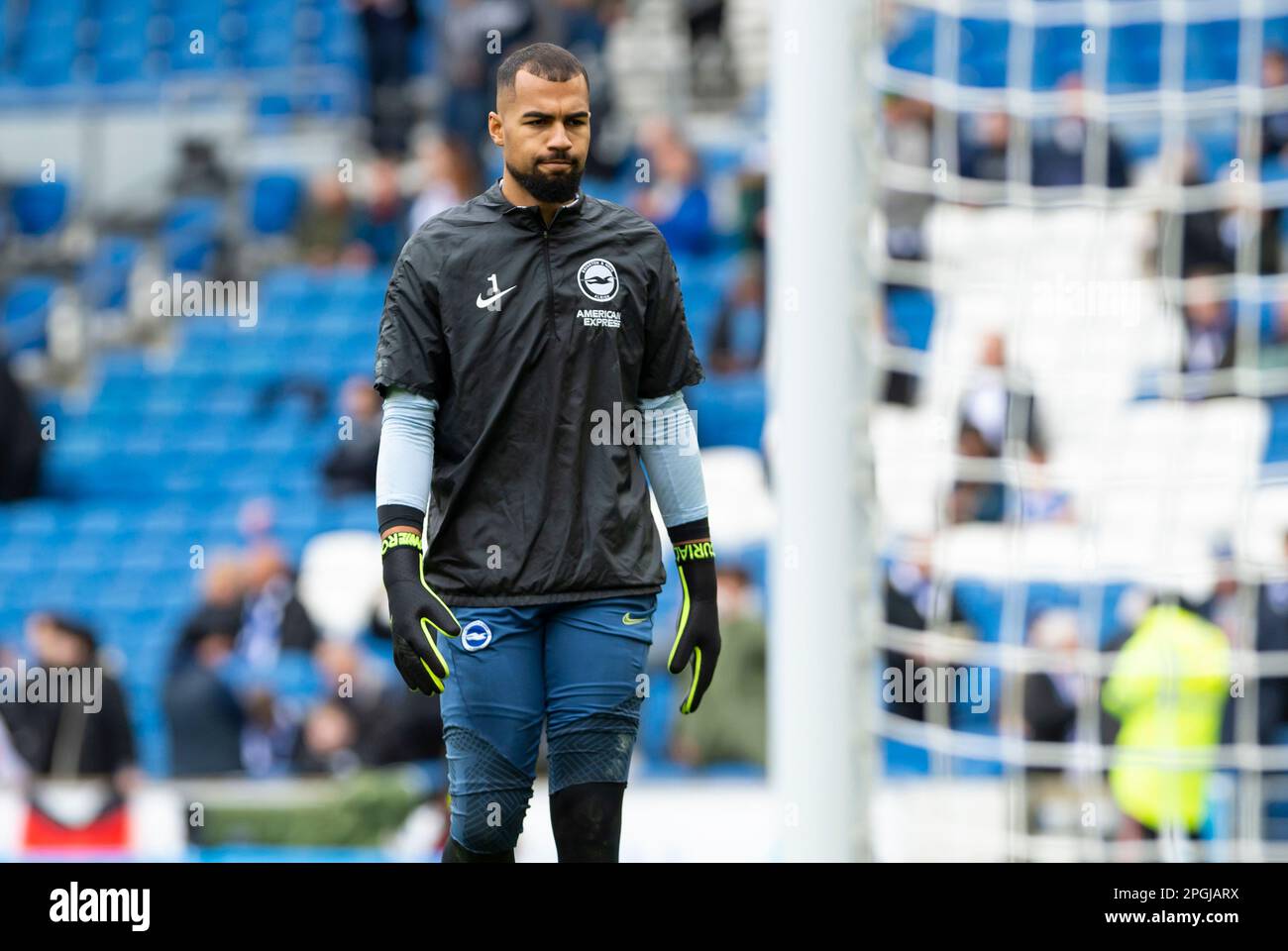 Robert Sanchez, il portiere numero 1 di Brighton, si scalda prima di partecipare alla partita della fa Cup Quarter Final di Brighton e Hove Albion contro Grimsby Town Emirates presso l'American Express Community Stadium, Brighton, 19th marzo 2023 Foto Stock